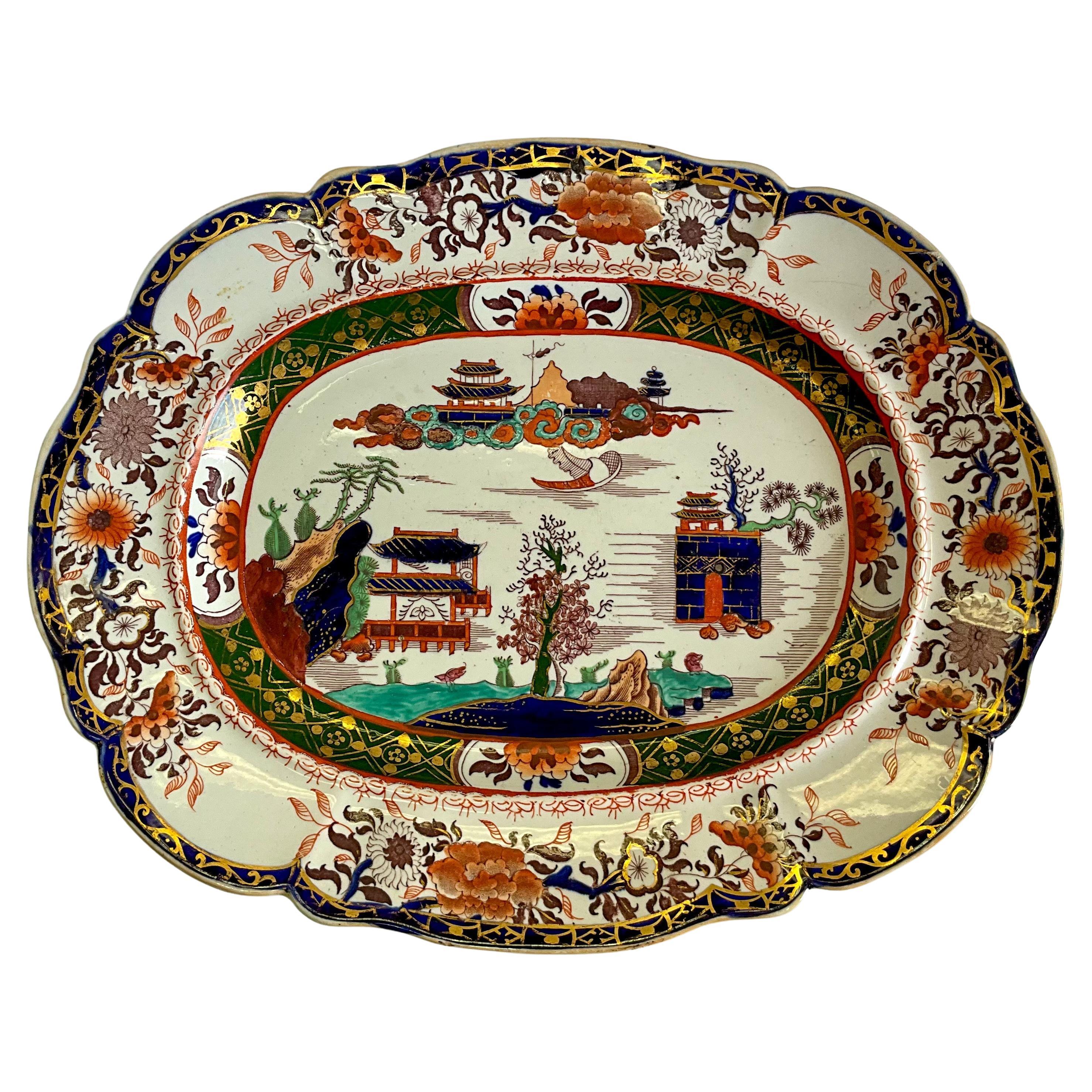 19ème siècle. Assiette en pierre de fer de maçon anglais avec pagode de couleur Imari Chinoiserie