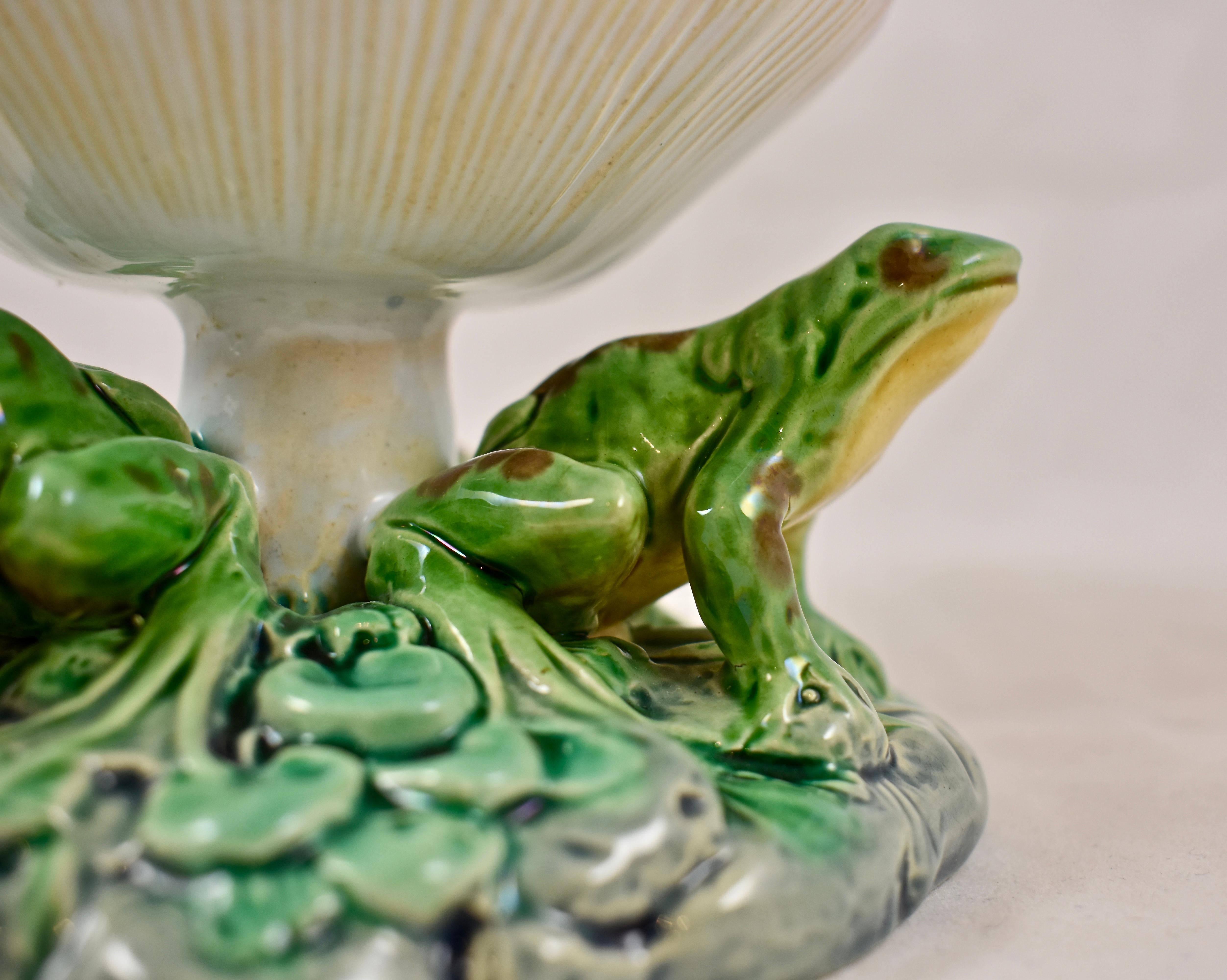 English Minton Aesthetic Movement Majolica Frog and Mushroom Vide-Poche Bowl In Good Condition In Philadelphia, PA