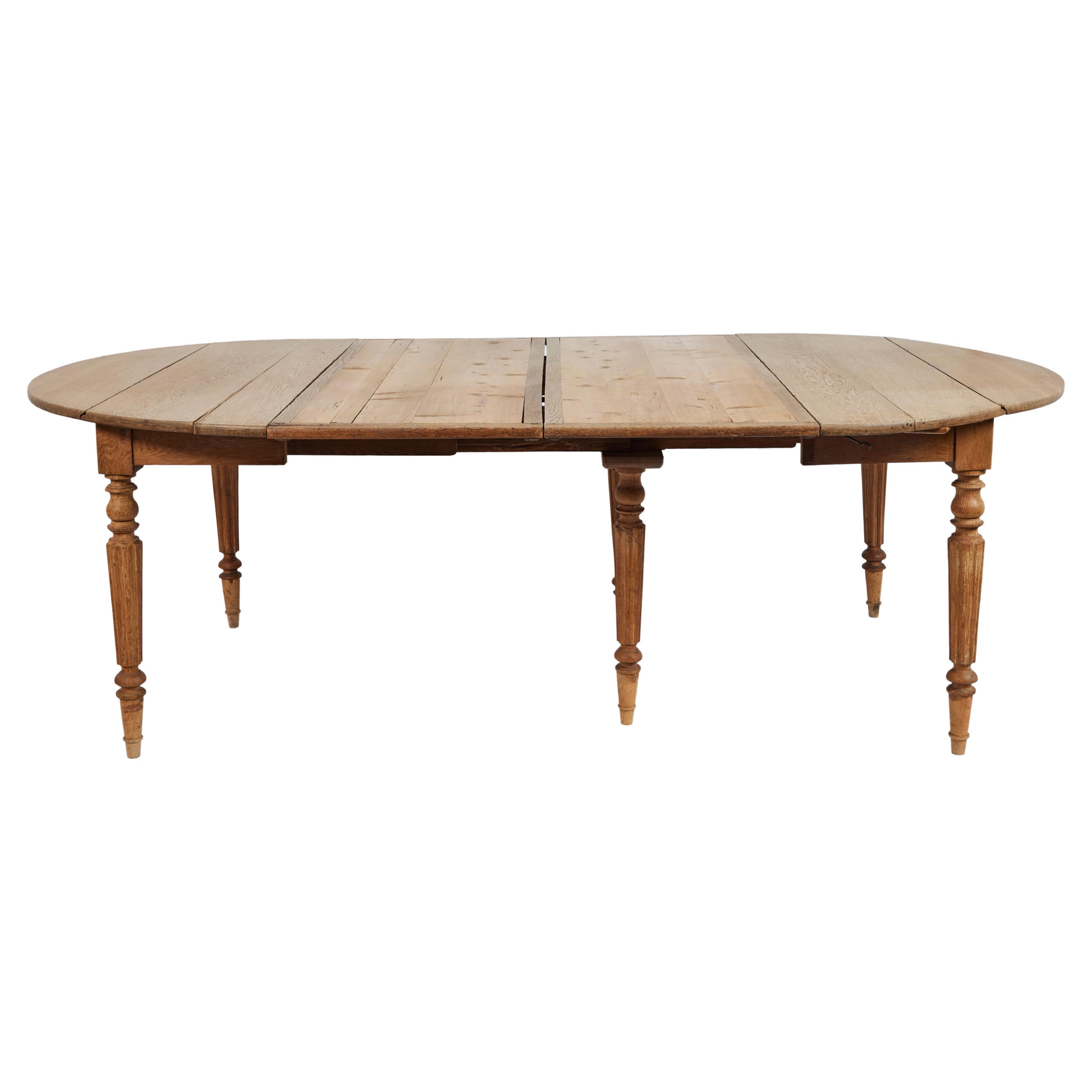 Georgian 19th C. English Oak Expandable Dining Table with Four Leaves