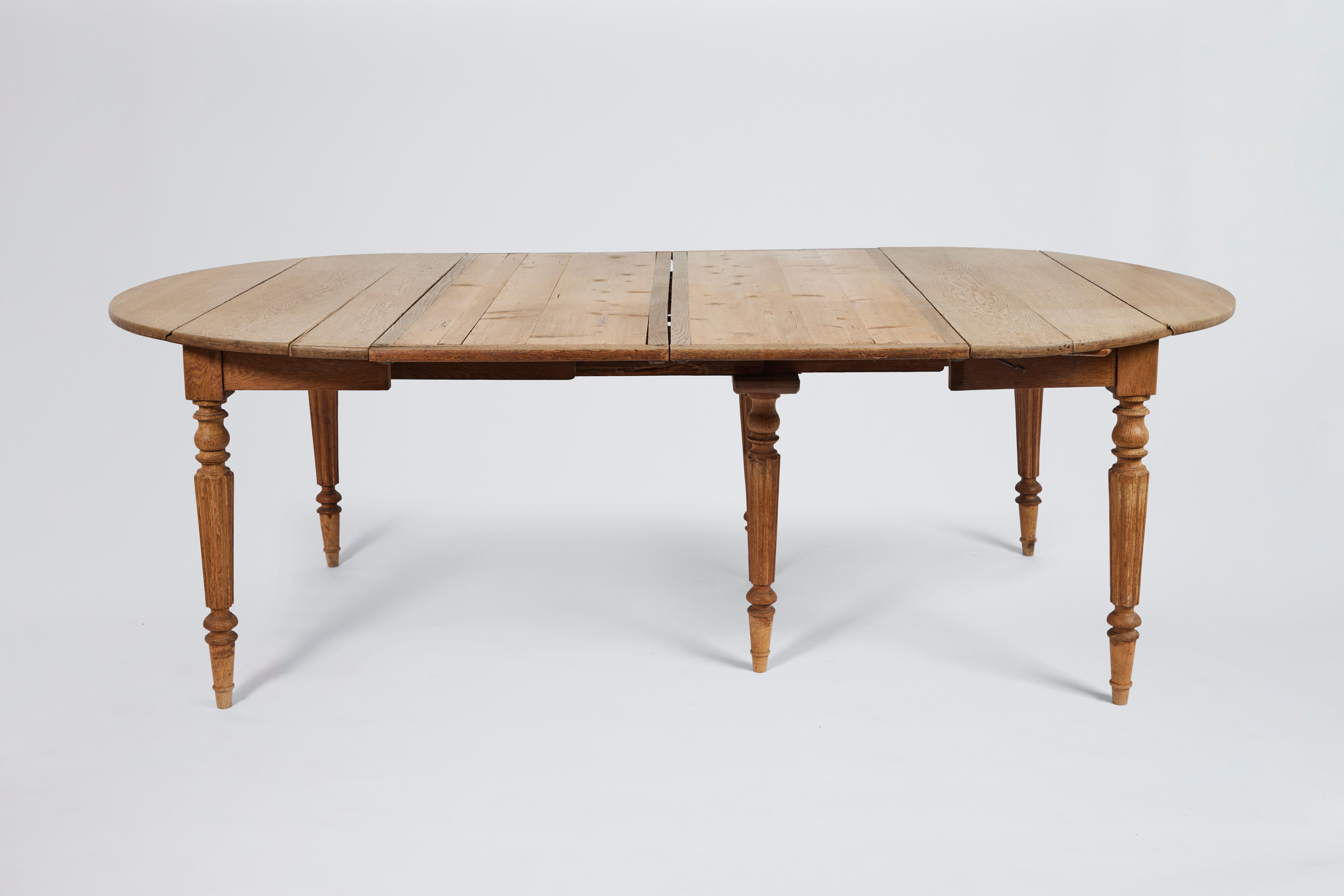 19th C. English Oak Expandable Dining Table with Four Leaves In Good Condition In Chicago, IL
