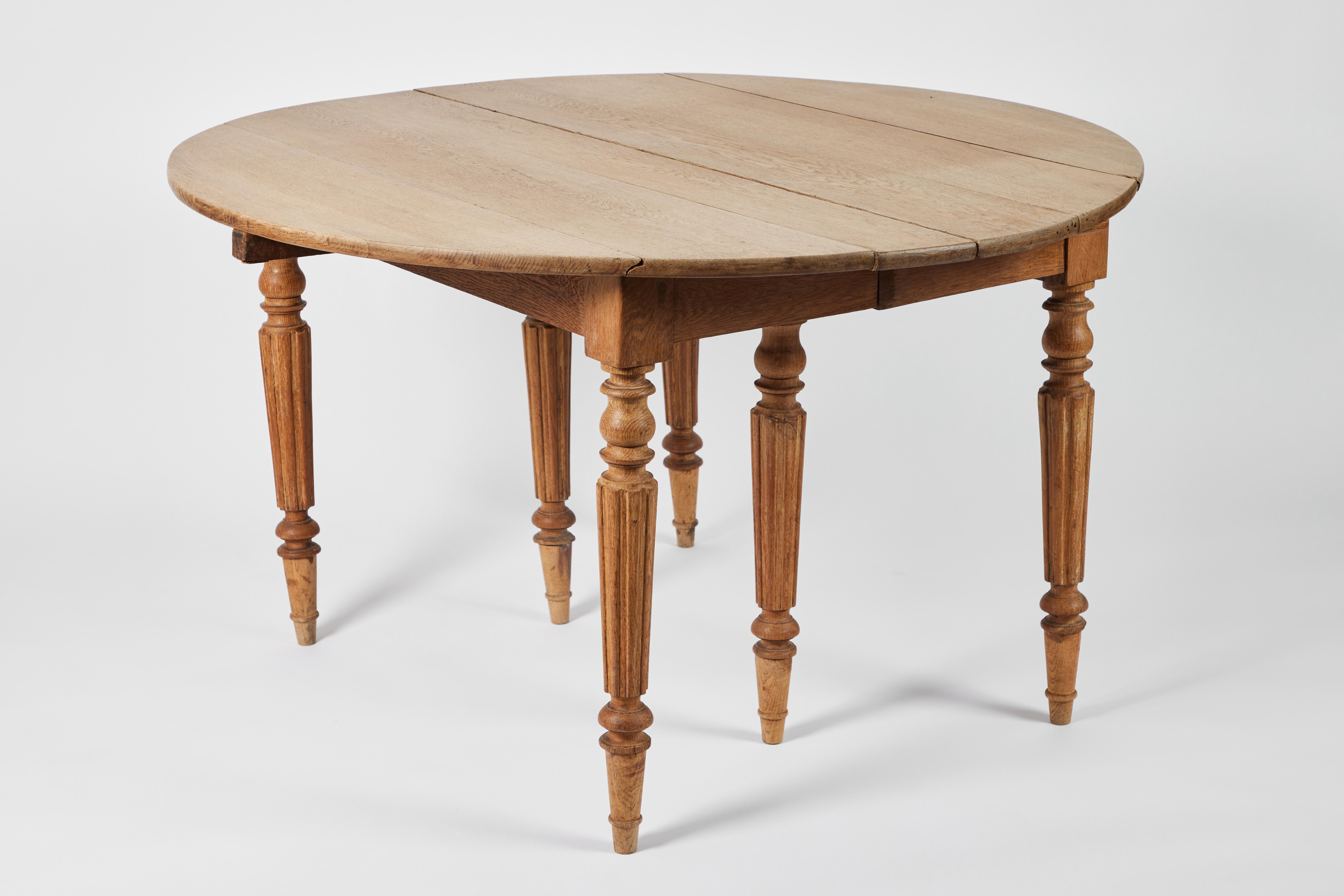 19th C. English Oak Expandable Dining Table with Four Leaves 3