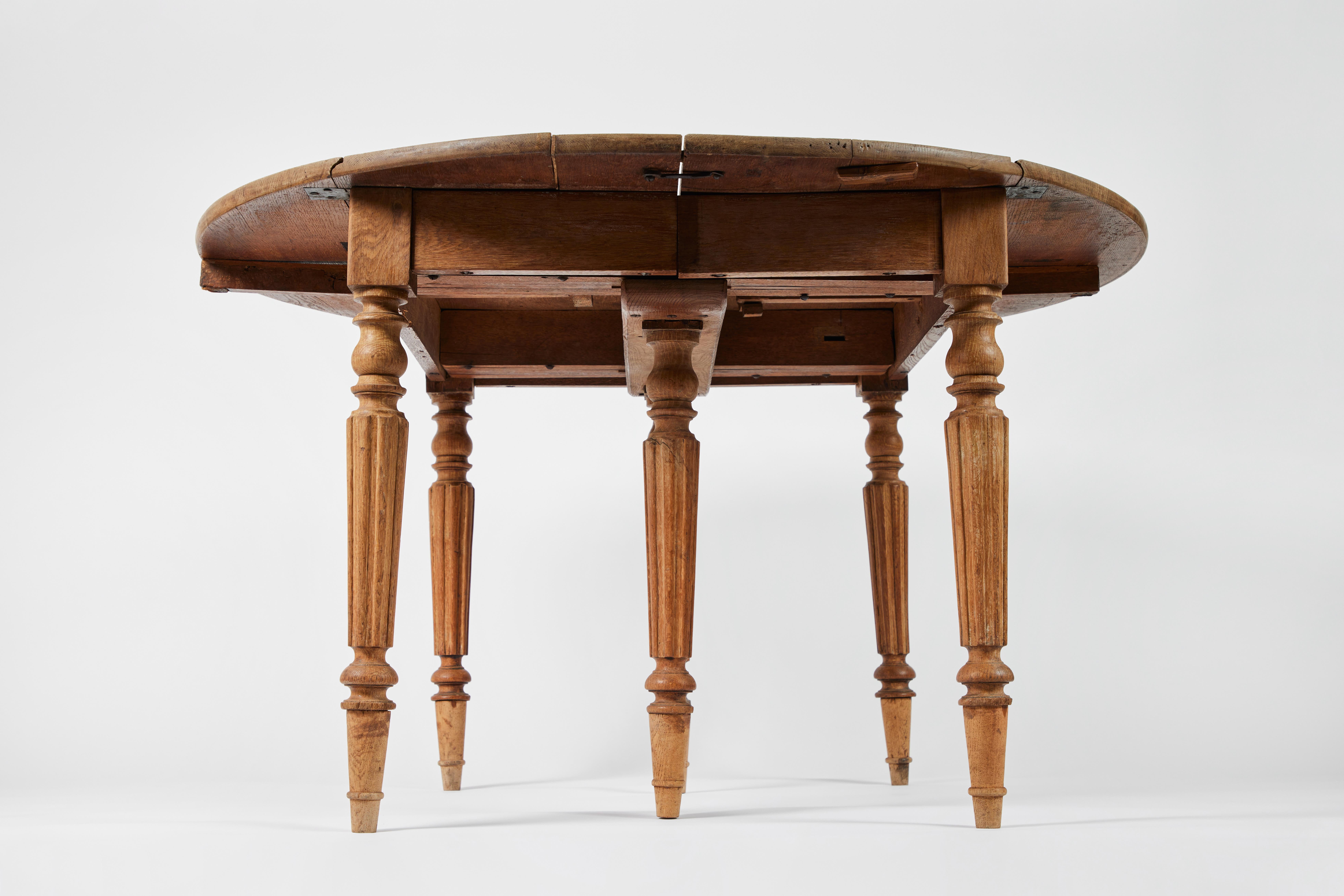 19th C. English Oak Expandable Dining Table with Four Leaves 4