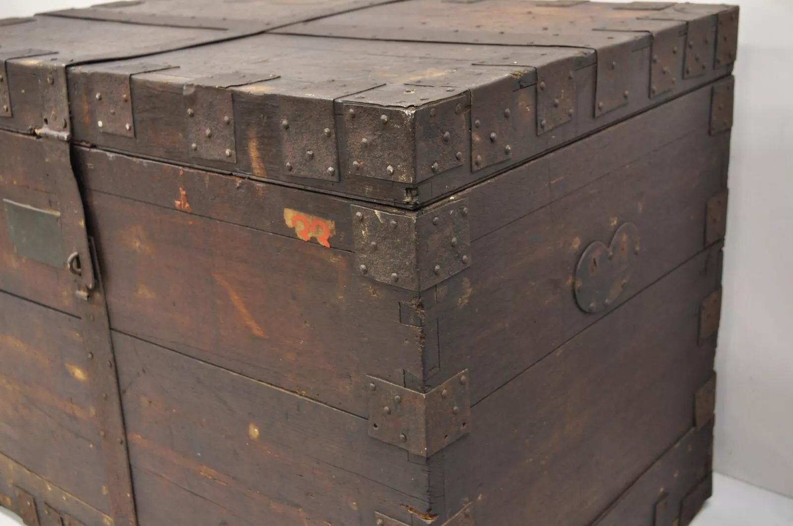 19th C. English Oak Wood and Steel Banded Safe Storage Cabinet Chest Trunk For Sale 5