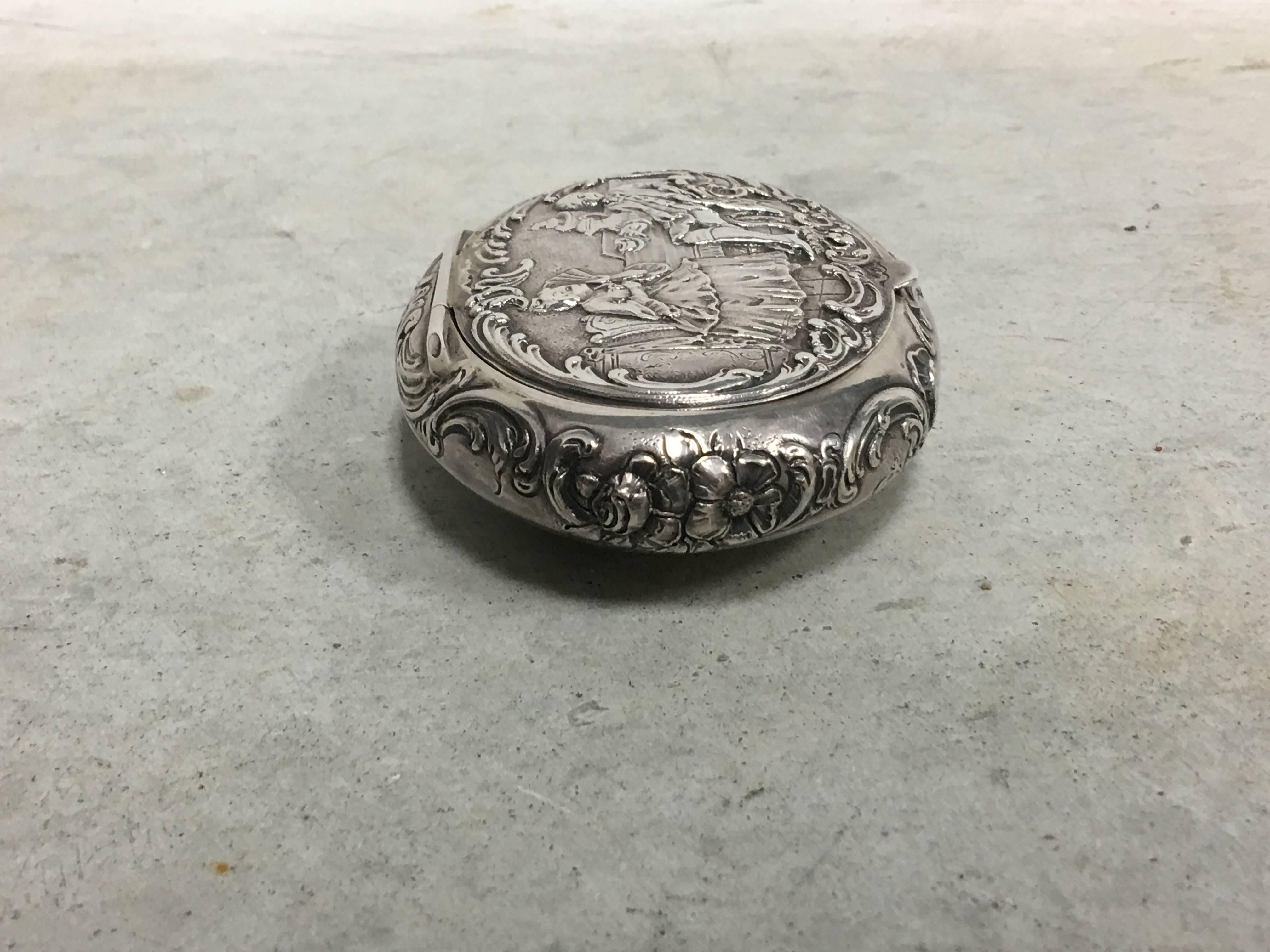 19th Century English Oval Sterling Silver Snuff Box For Sale 1