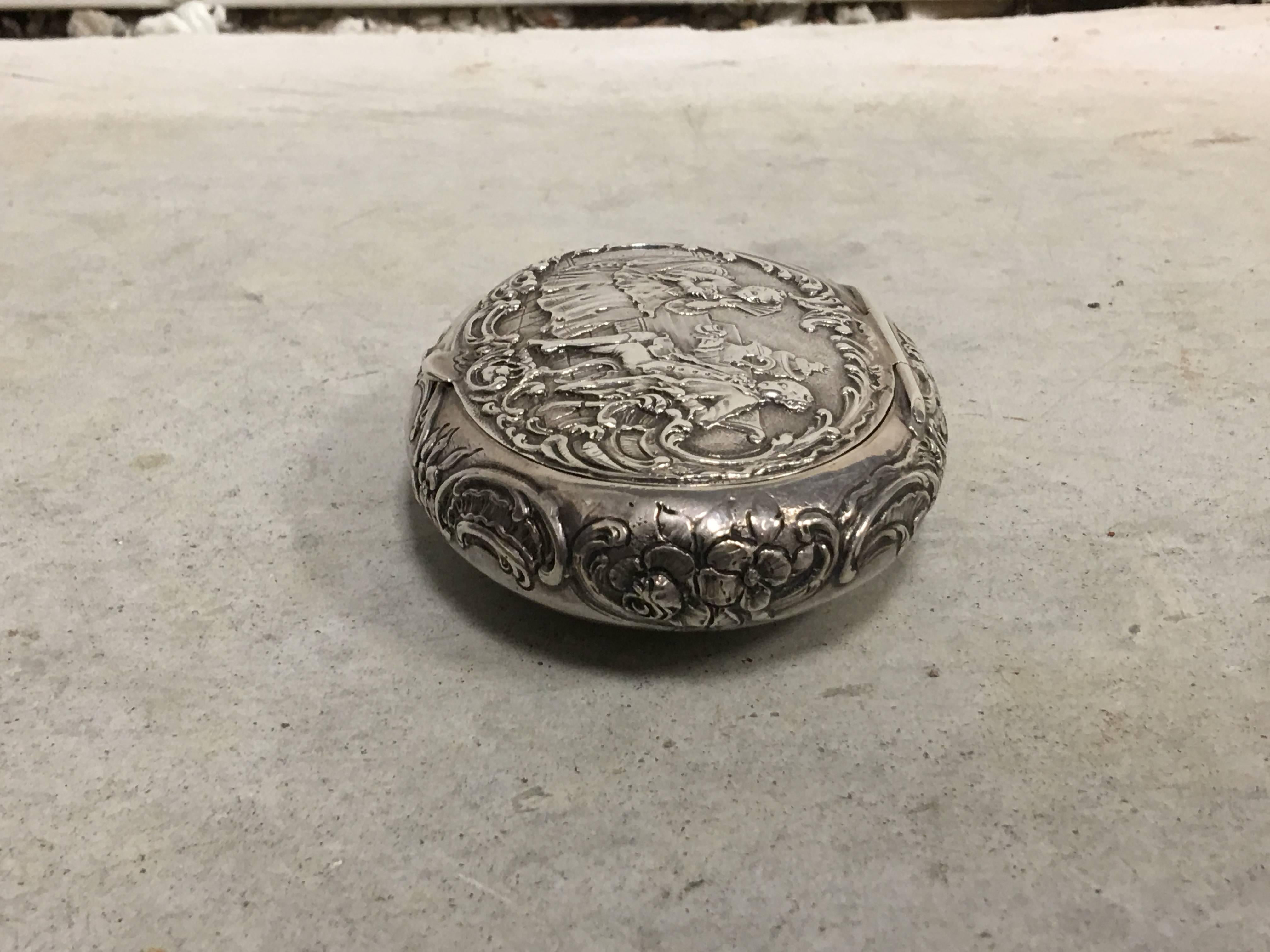 19th Century English Oval Sterling Silver Snuff Box For Sale 3