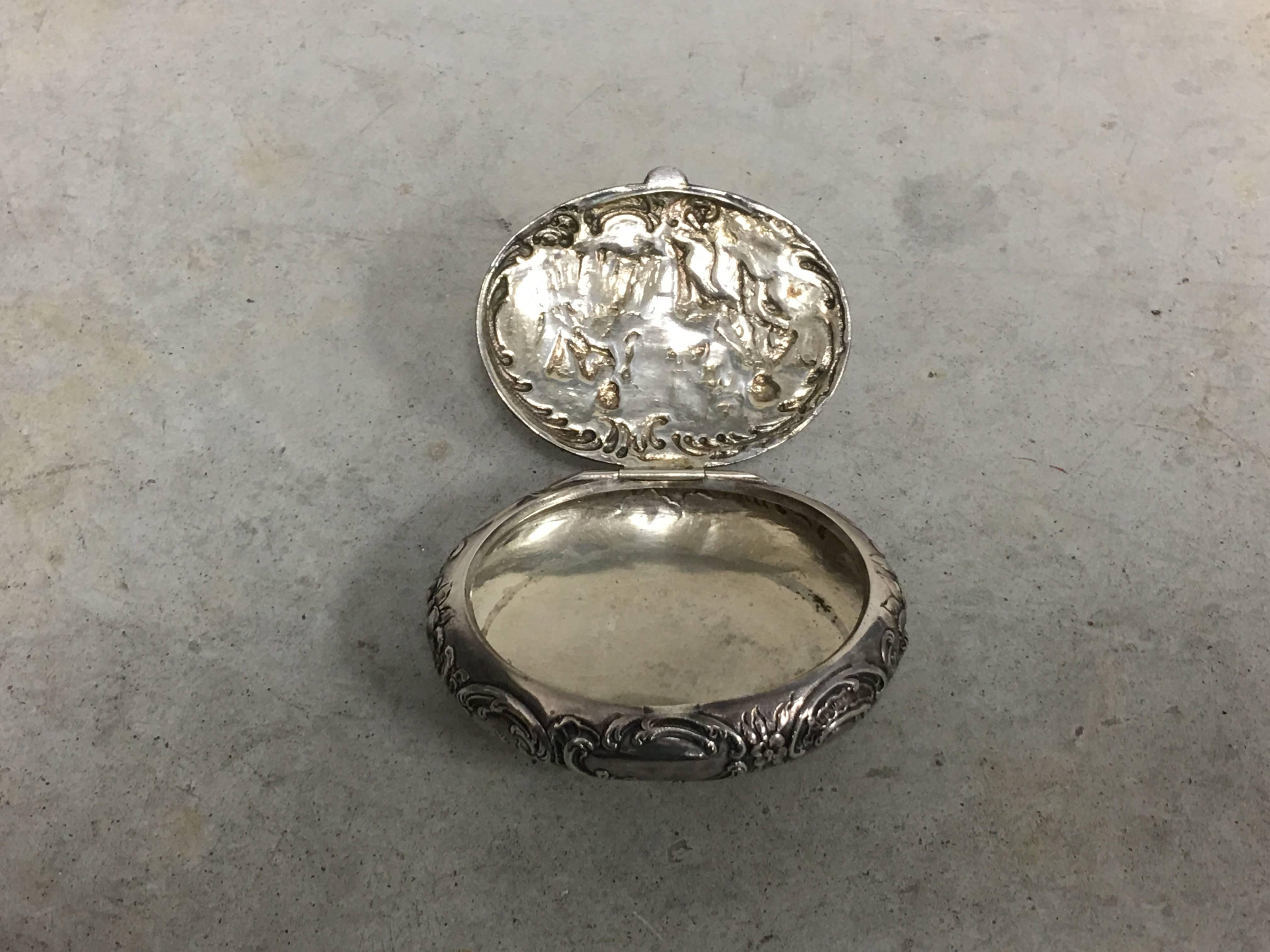 19th Century English Oval Sterling Silver Snuff Box For Sale 4