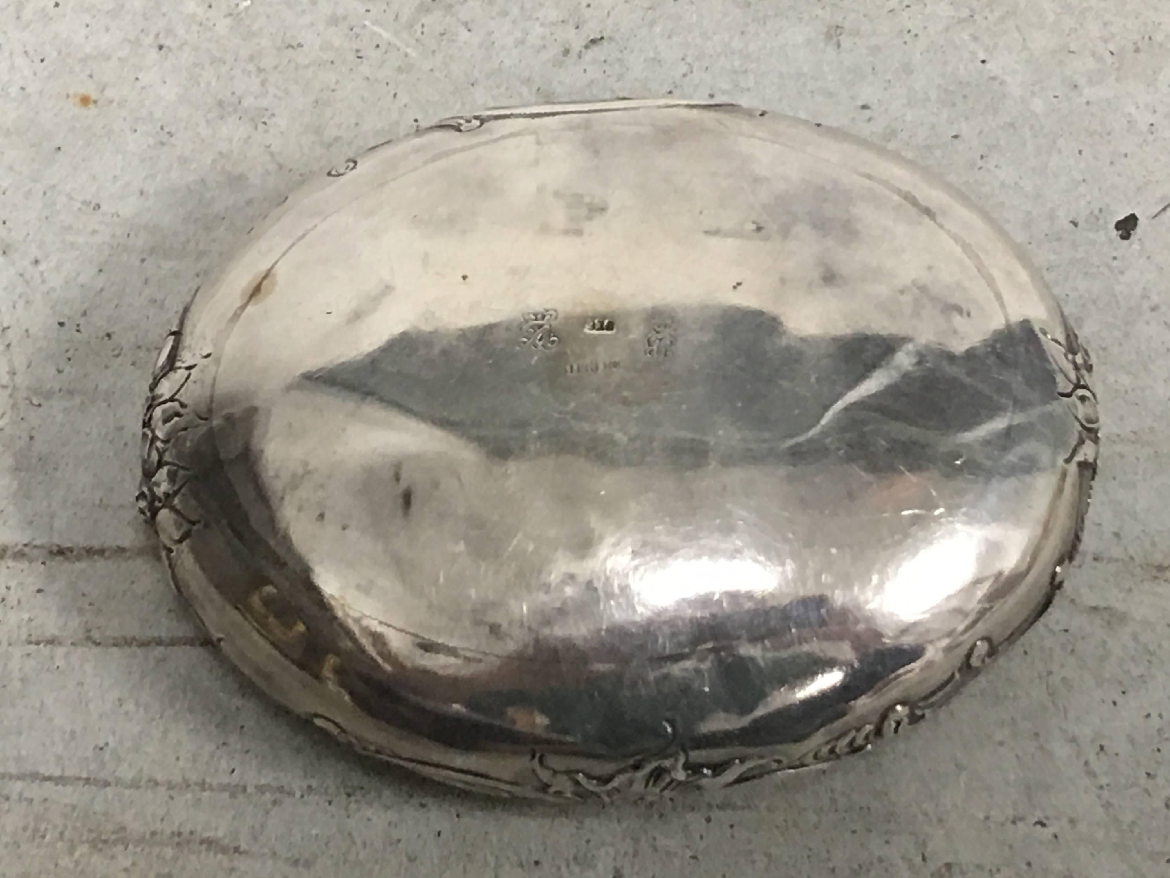 19th Century English Oval Sterling Silver Snuff Box For Sale 5