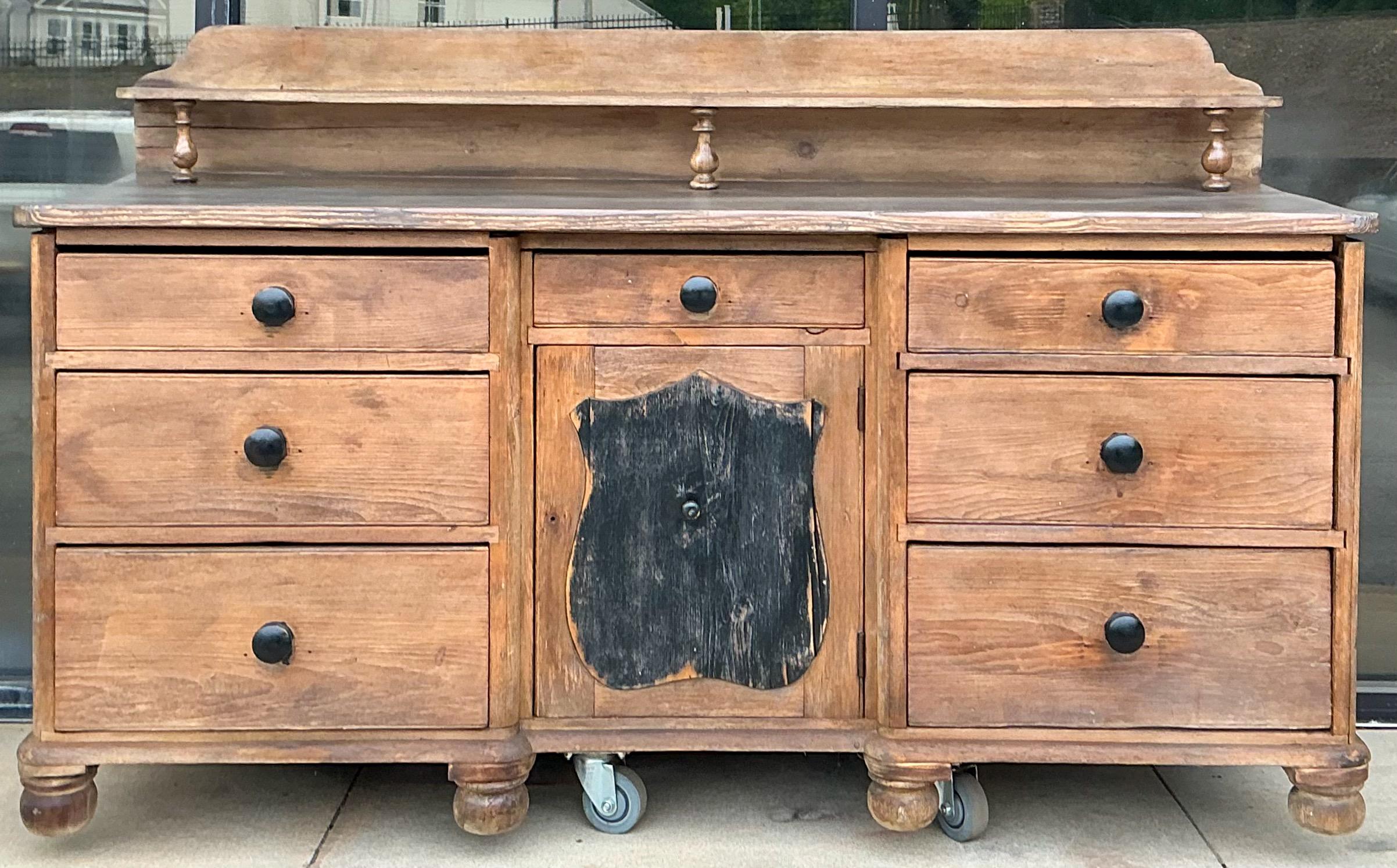 Il s'agit d'un magnifique buffet en pin frotté du XIXe siècle. La pièce présente une patine rustique riche et chaleureuse. Les tiroirs sont à queue d'aronde. Il date approximativement de 1850. Il présente une usure due à l'âge sur l'ensemble de la