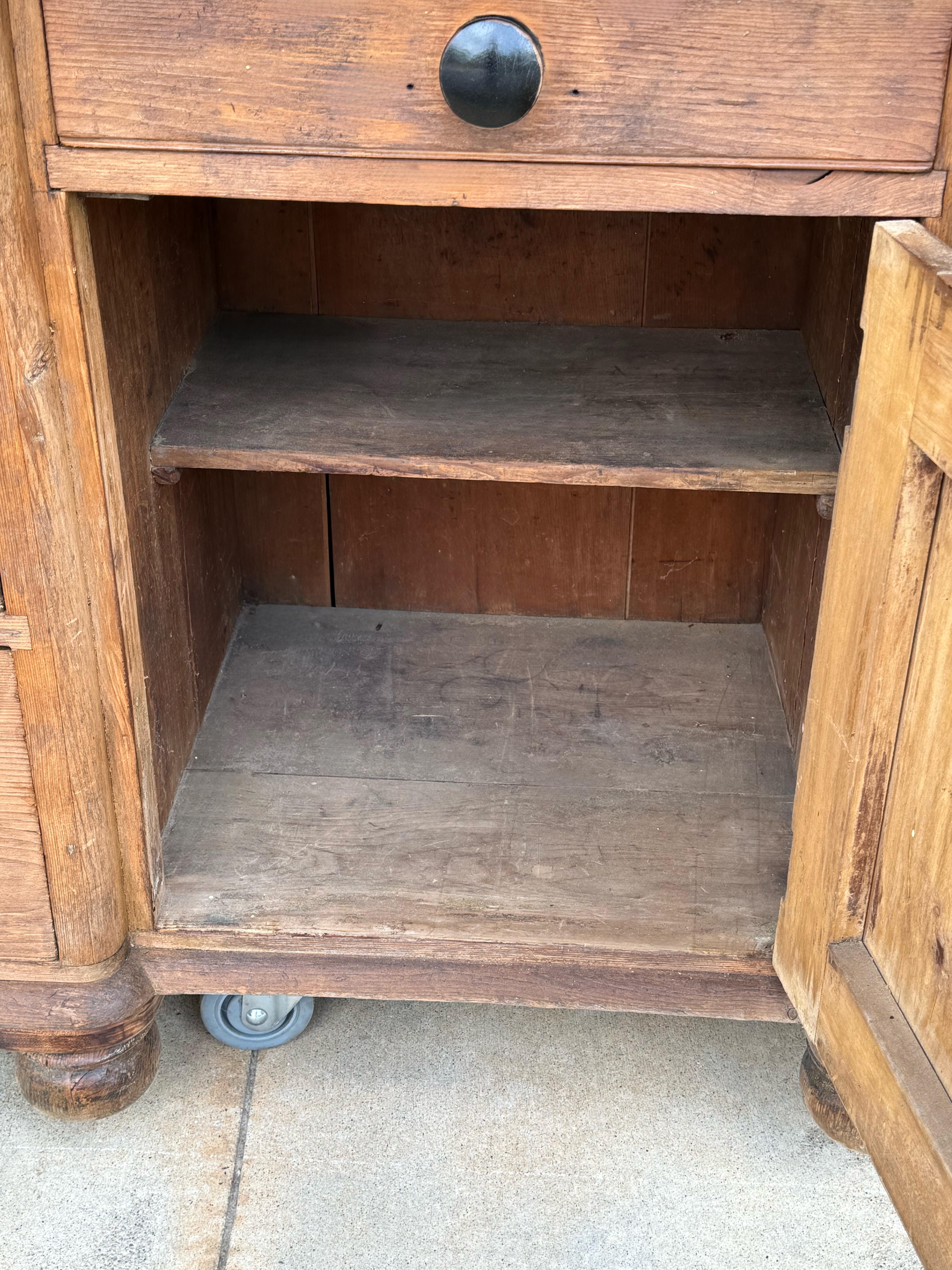 Rustique 19ème siècle. Scrubbed Primitive Rustic anglais  Buffet / armoire / huche en pin en vente