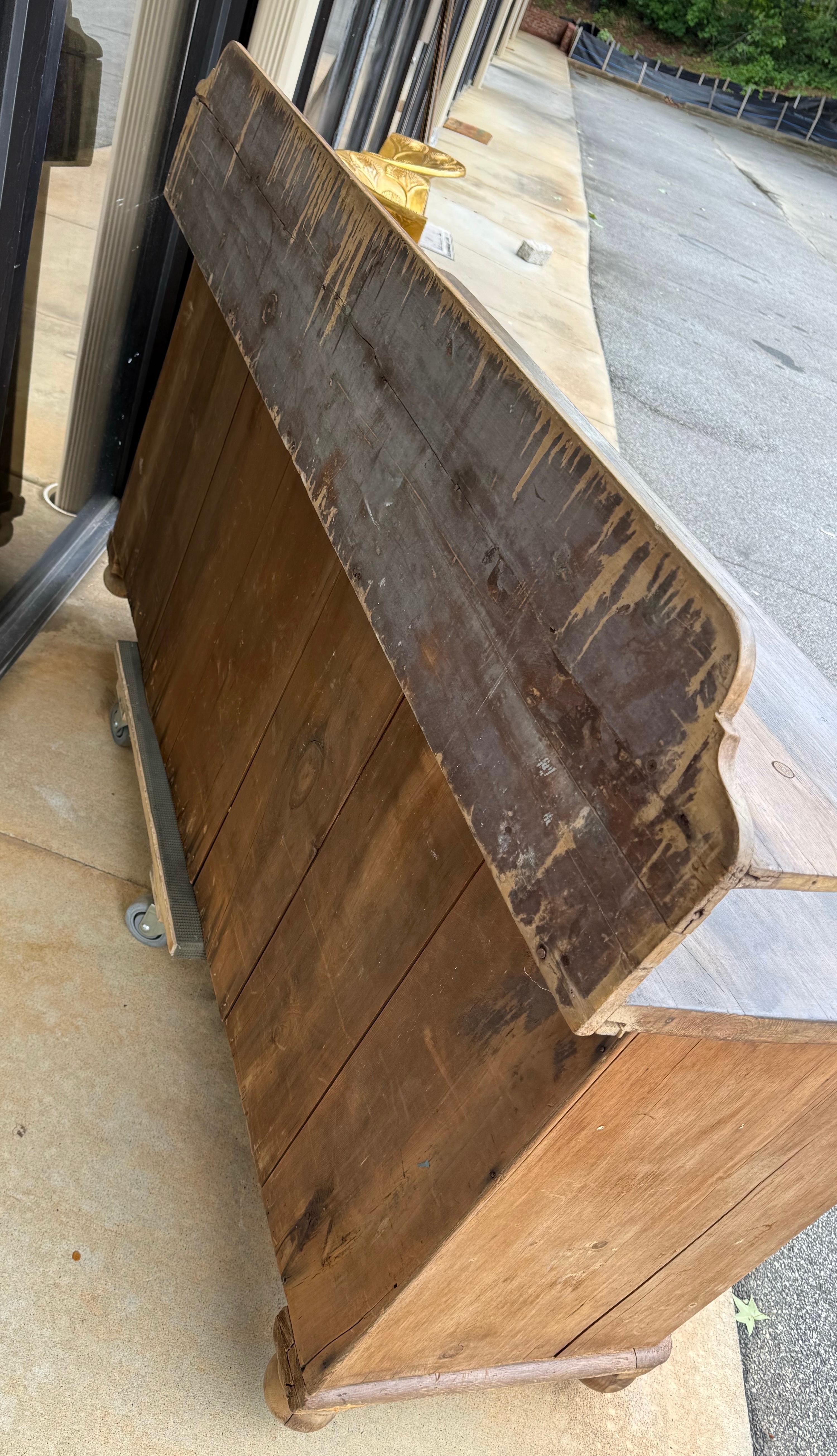 Anglais 19ème siècle. Scrubbed Primitive Rustic anglais  Buffet / armoire / huche en pin en vente