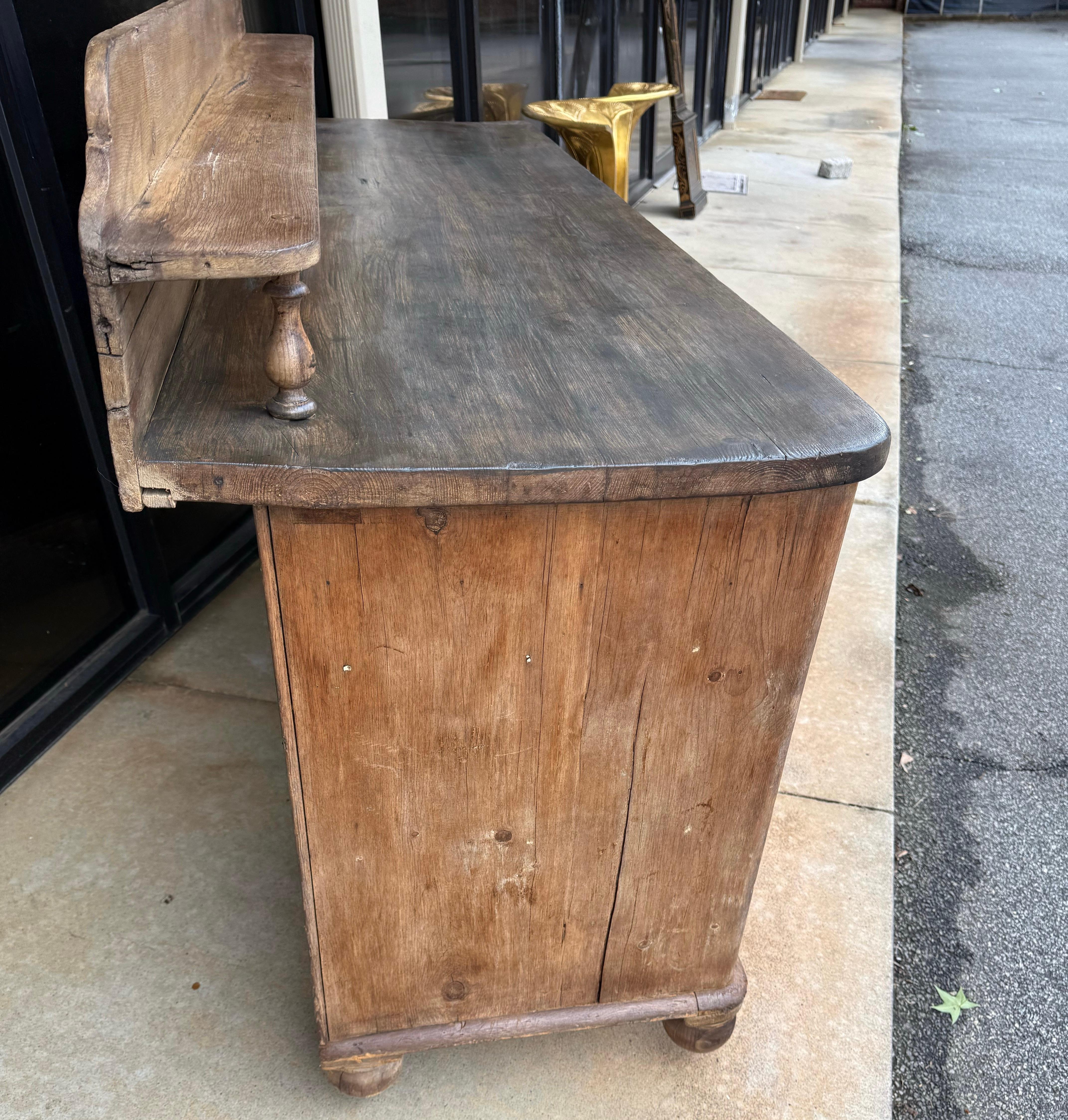 19ème siècle. Scrubbed Primitive Rustic anglais  Buffet / armoire / huche en pin Bon état - En vente à Kennesaw, GA