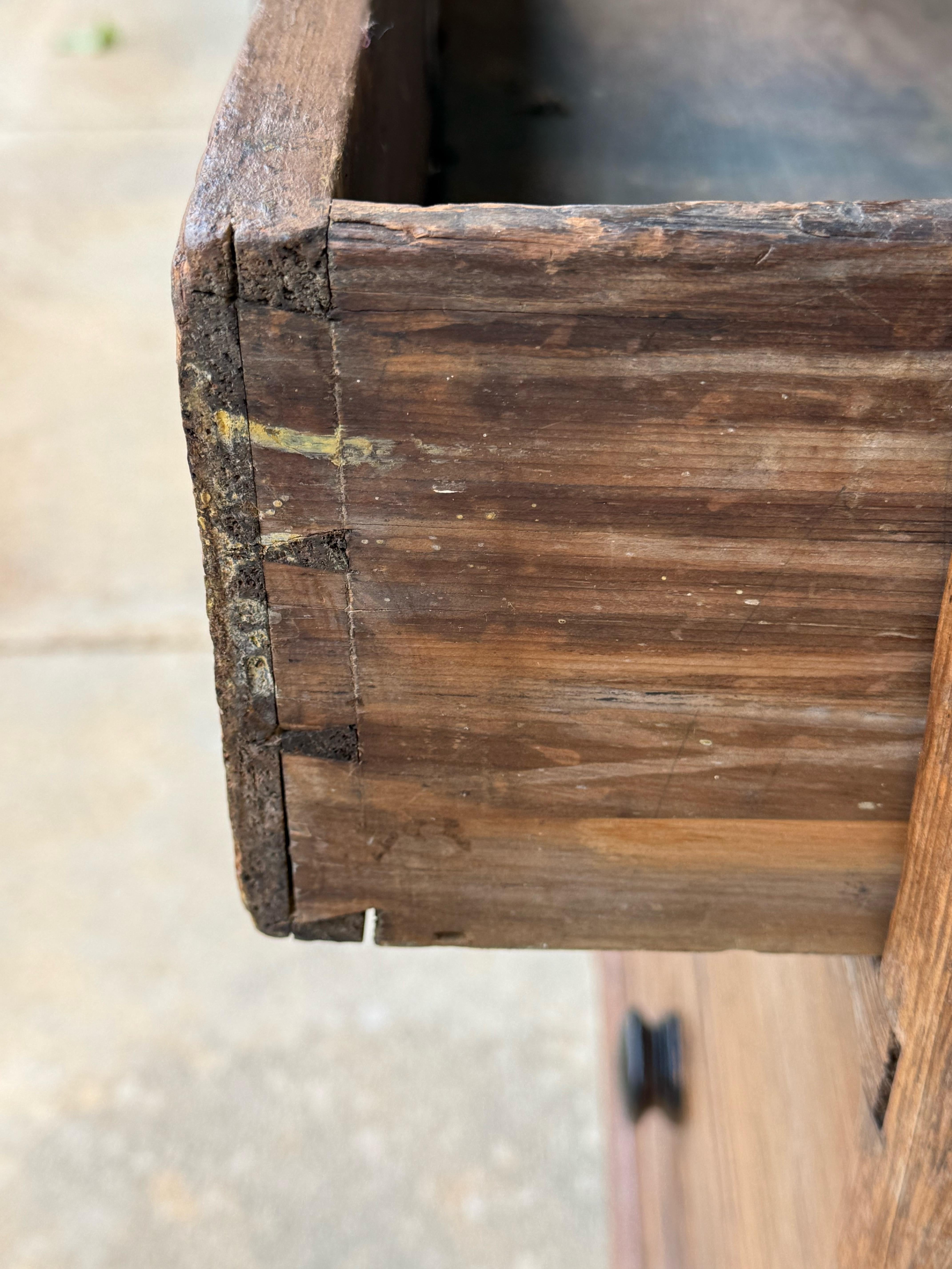 Milieu du XIXe siècle 19ème siècle. Scrubbed Primitive Rustic anglais  Buffet / armoire / huche en pin en vente