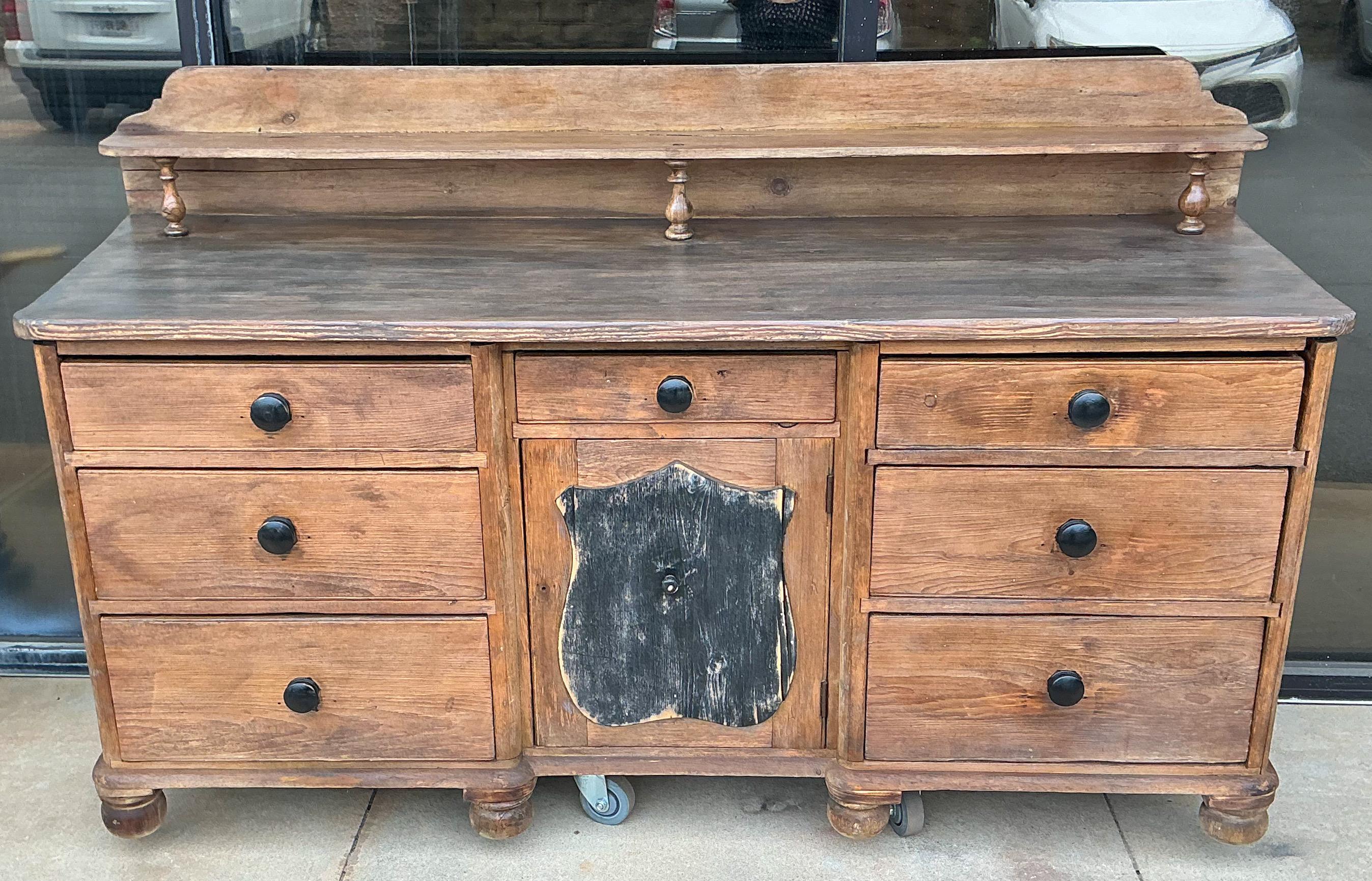 Pin 19ème siècle. Scrubbed Primitive Rustic anglais  Buffet / armoire / huche en pin en vente