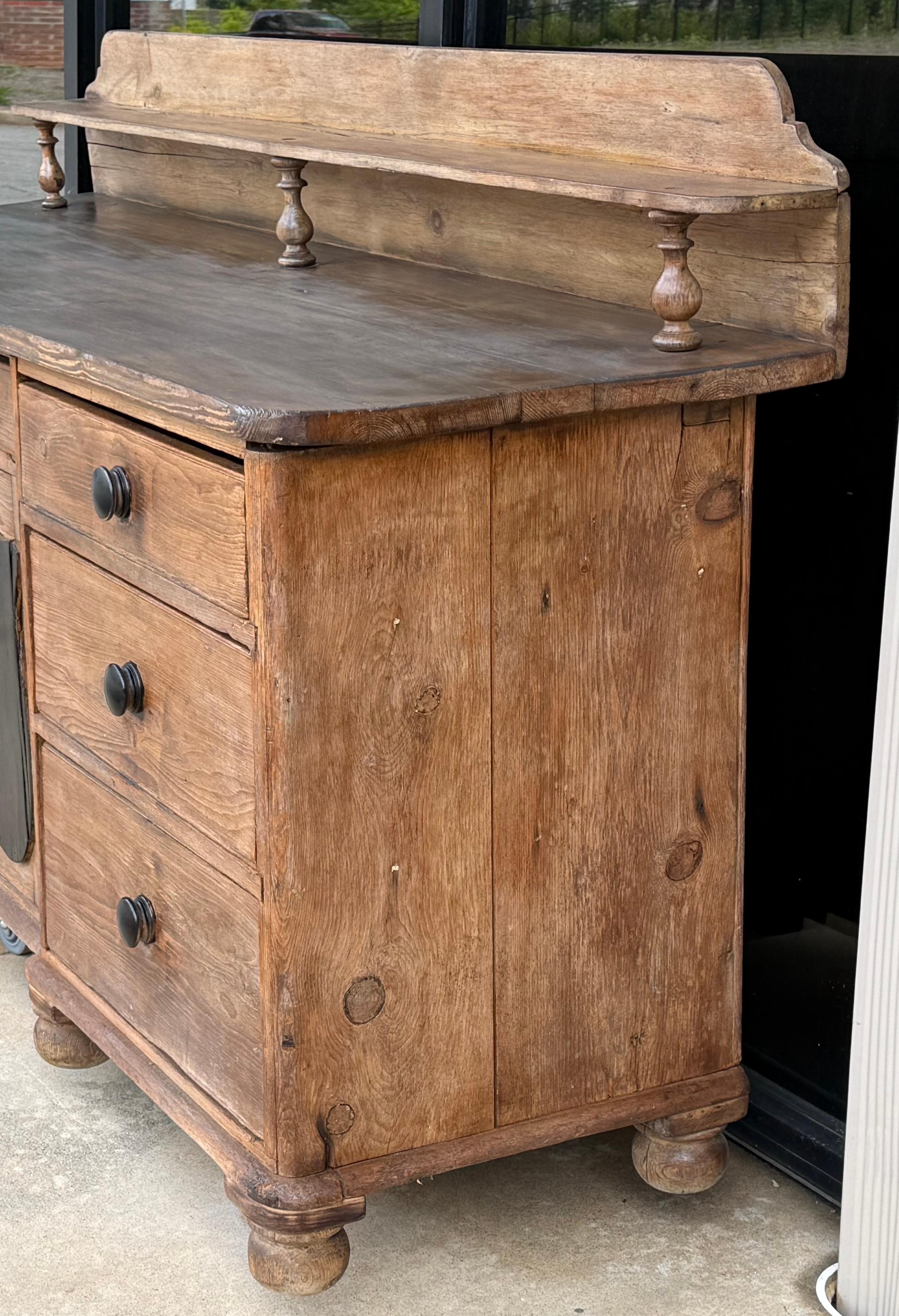 19ème siècle. Scrubbed Primitive Rustic anglais  Buffet / armoire / huche en pin en vente 1
