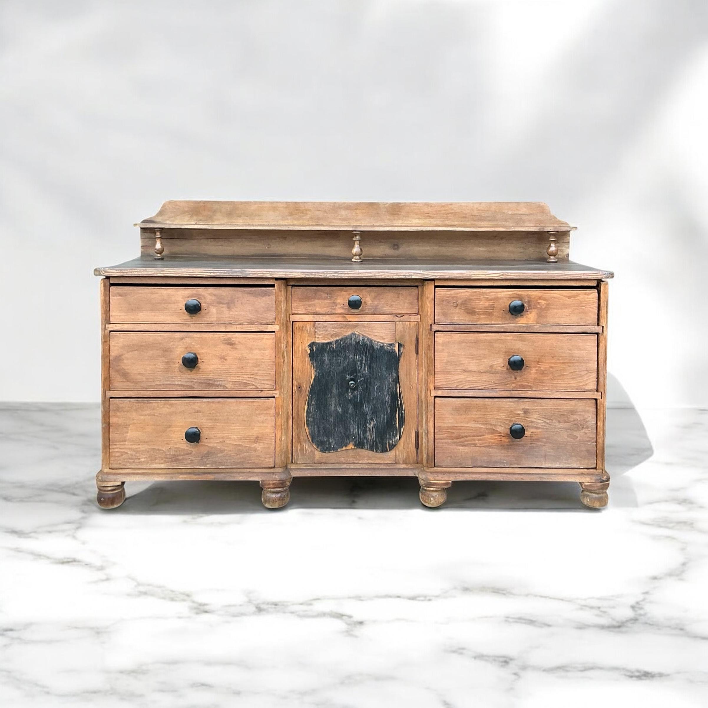 19ème siècle. Scrubbed Primitive Rustic anglais  Buffet / armoire / huche en pin en vente 2