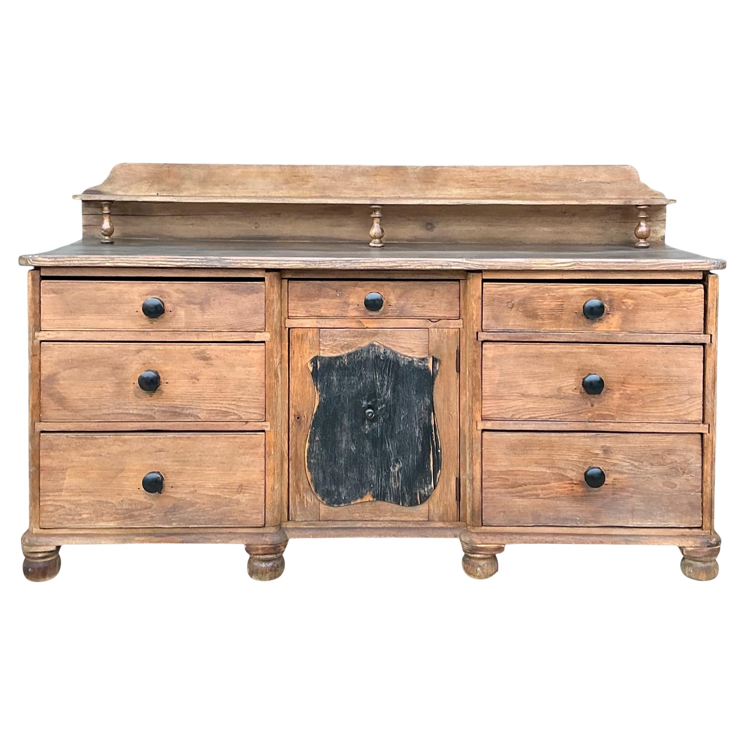 19ème siècle. Scrubbed Primitive Rustic anglais  Buffet / armoire / huche en pin en vente
