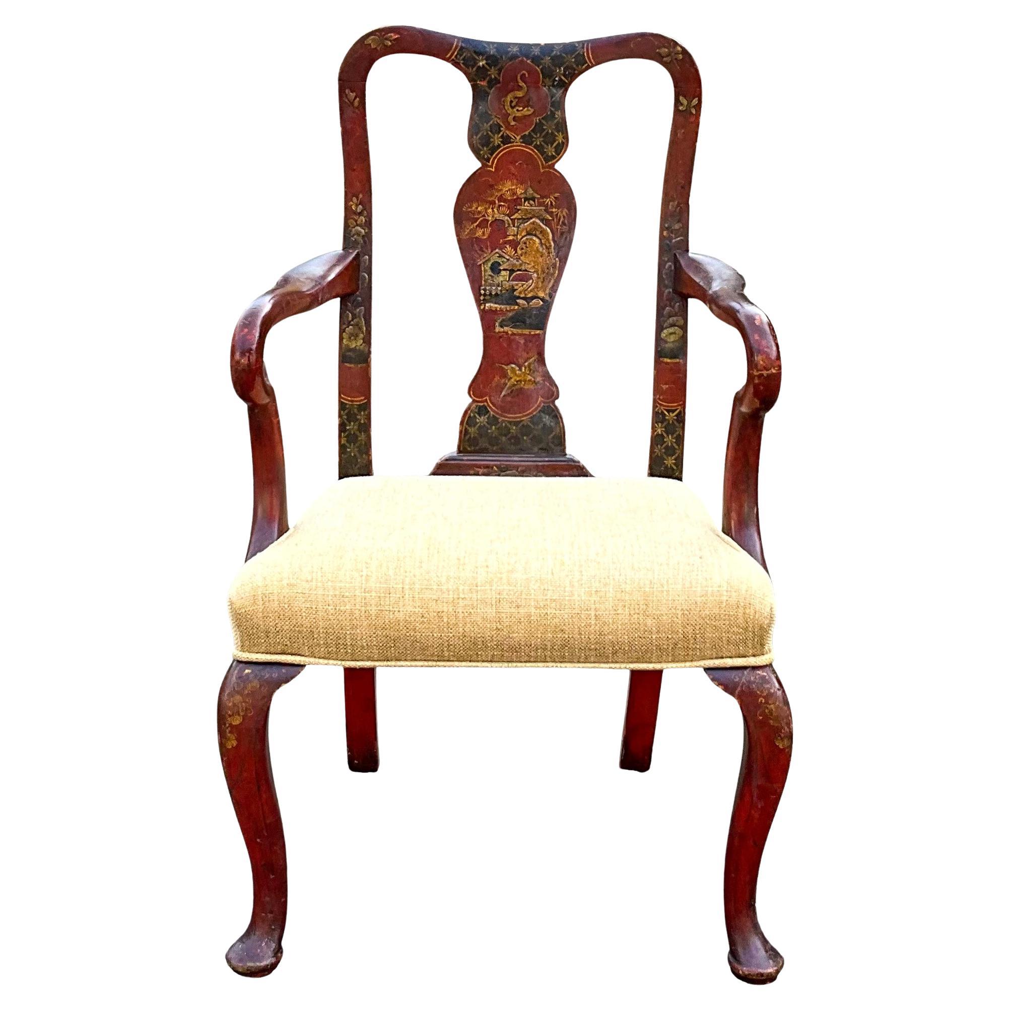 C'est merveilleux ! Il s'agit d'une chaise d'enfant en chinoiserie rouge de la fin du 19e siècle, récemment recouverte d'une toile de lin. Remarquez les détails exquis du dos et des bras !