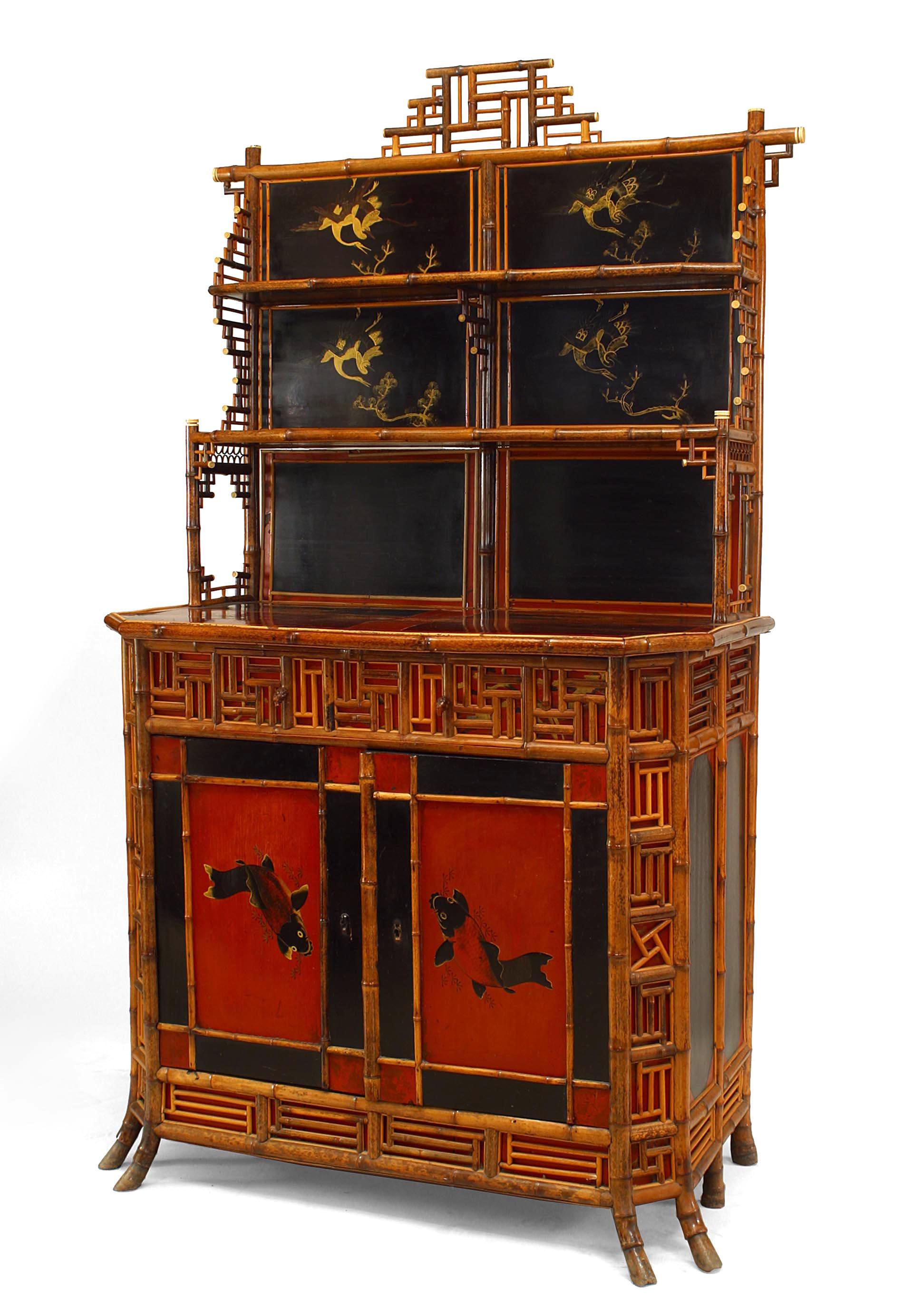 Meuble d'étagère en bambou laqué de style Regency anglais (19e siècle) avec panneaux incrustés sur 2 portes avant et tiroir et détails.
 