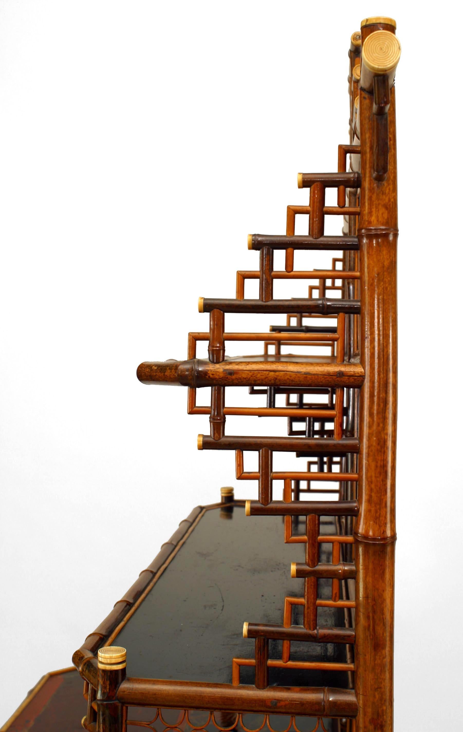 Étagère en bambou de style Régence anglaise avec panneaux laqués Bon état - En vente à New York, NY