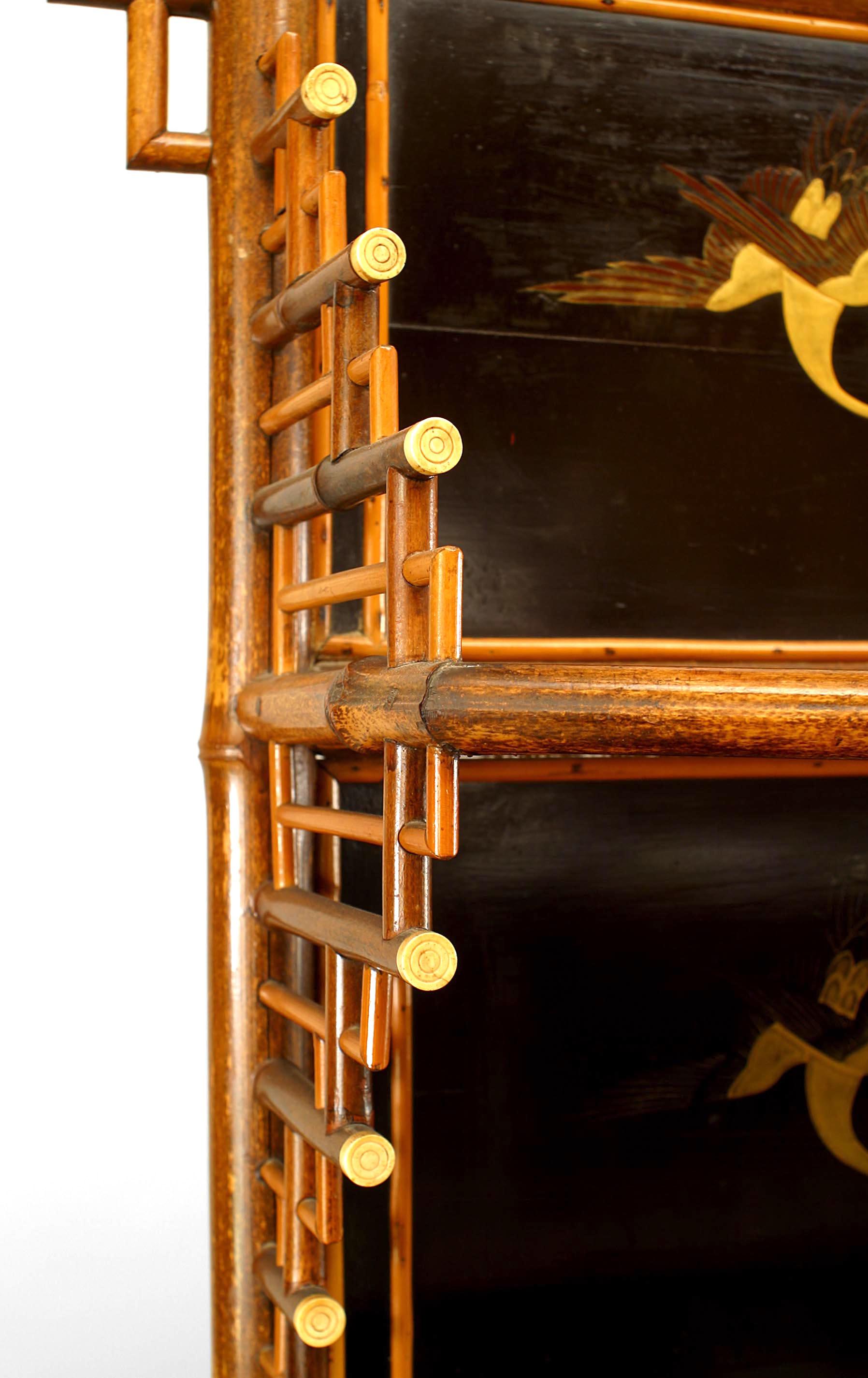 XIXe siècle Étagère en bambou de style Régence anglaise avec panneaux laqués en vente