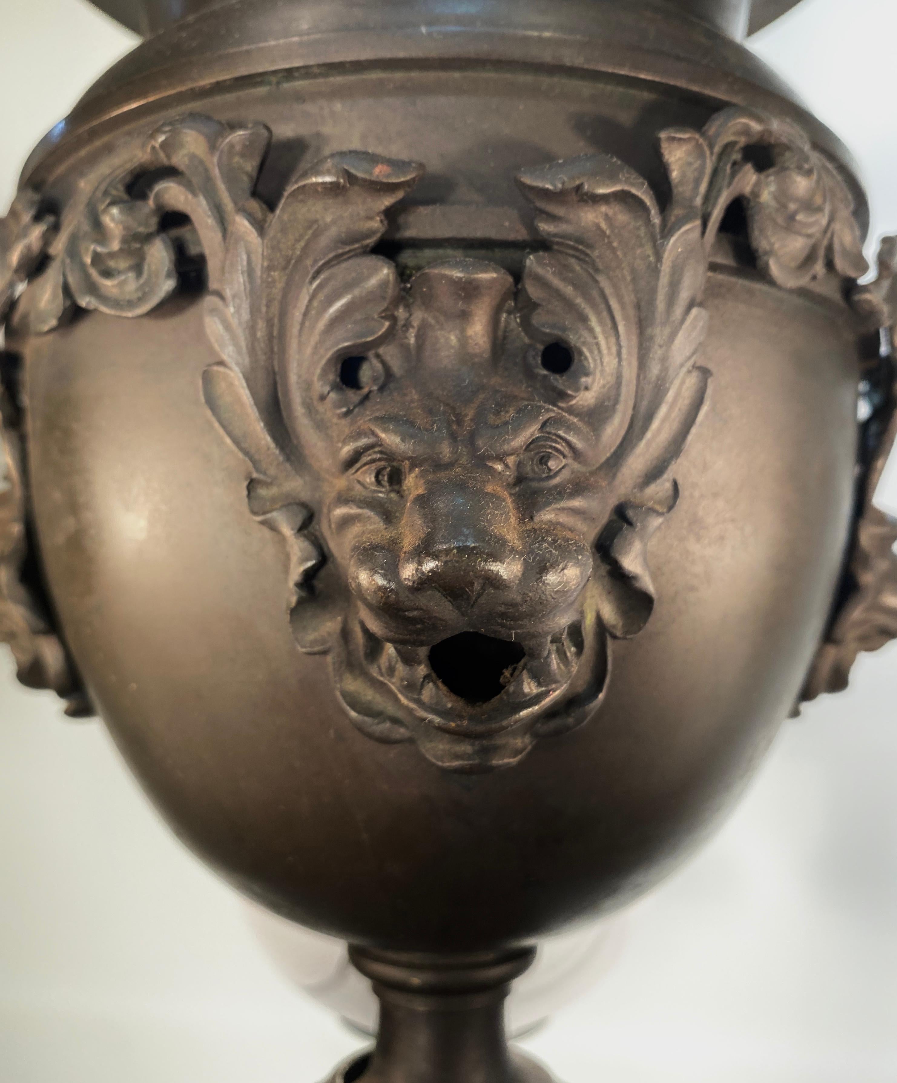 Englischer Regency-Kronleuchter aus Bronze mitrganierter Löwenmaske im neoklassischen Stil im Zustand „Gut“ im Angebot in Charleston, SC