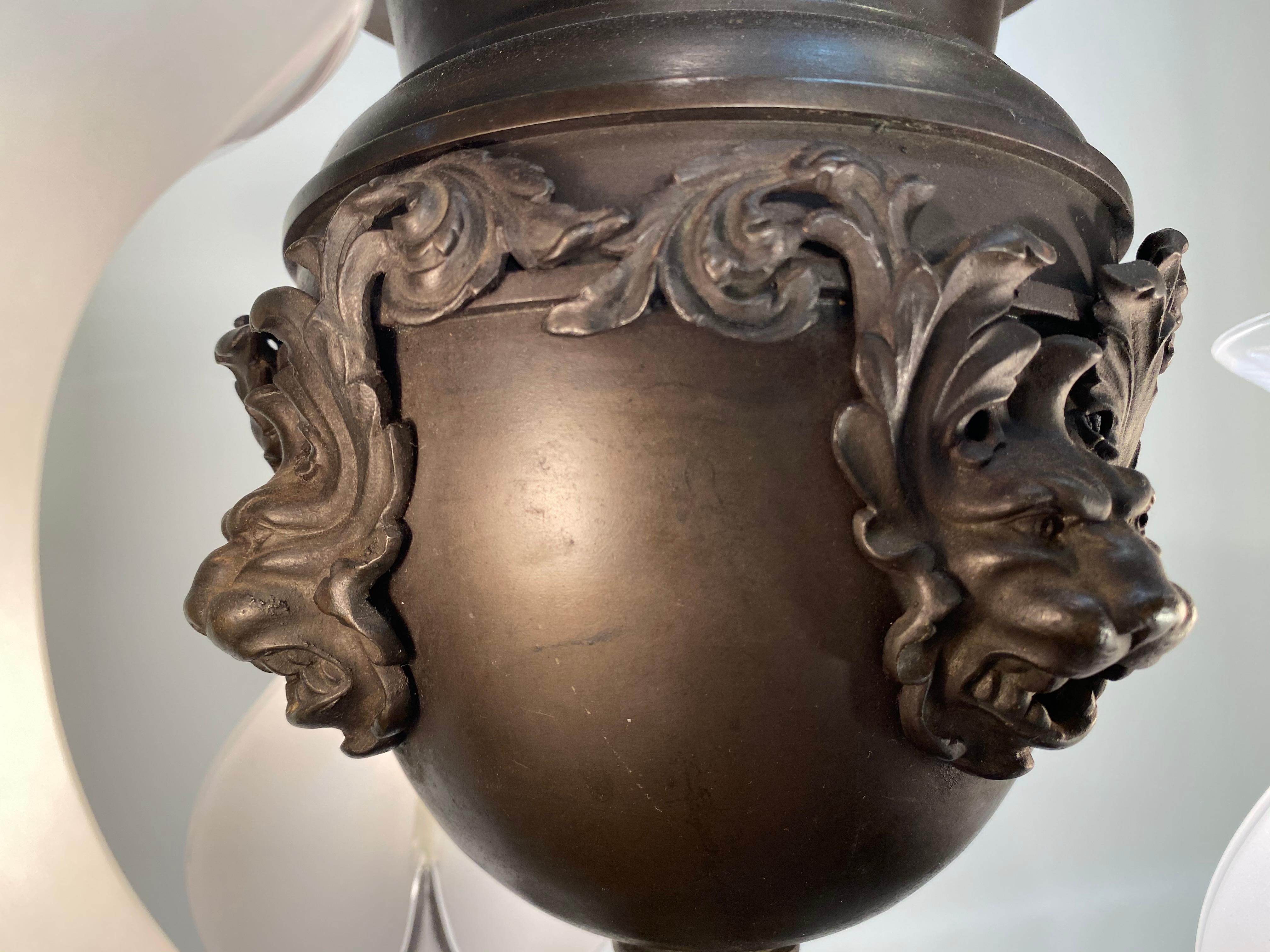 Englischer Regency-Kronleuchter aus Bronze mitrganierter Löwenmaske im neoklassischen Stil (19. Jahrhundert) im Angebot