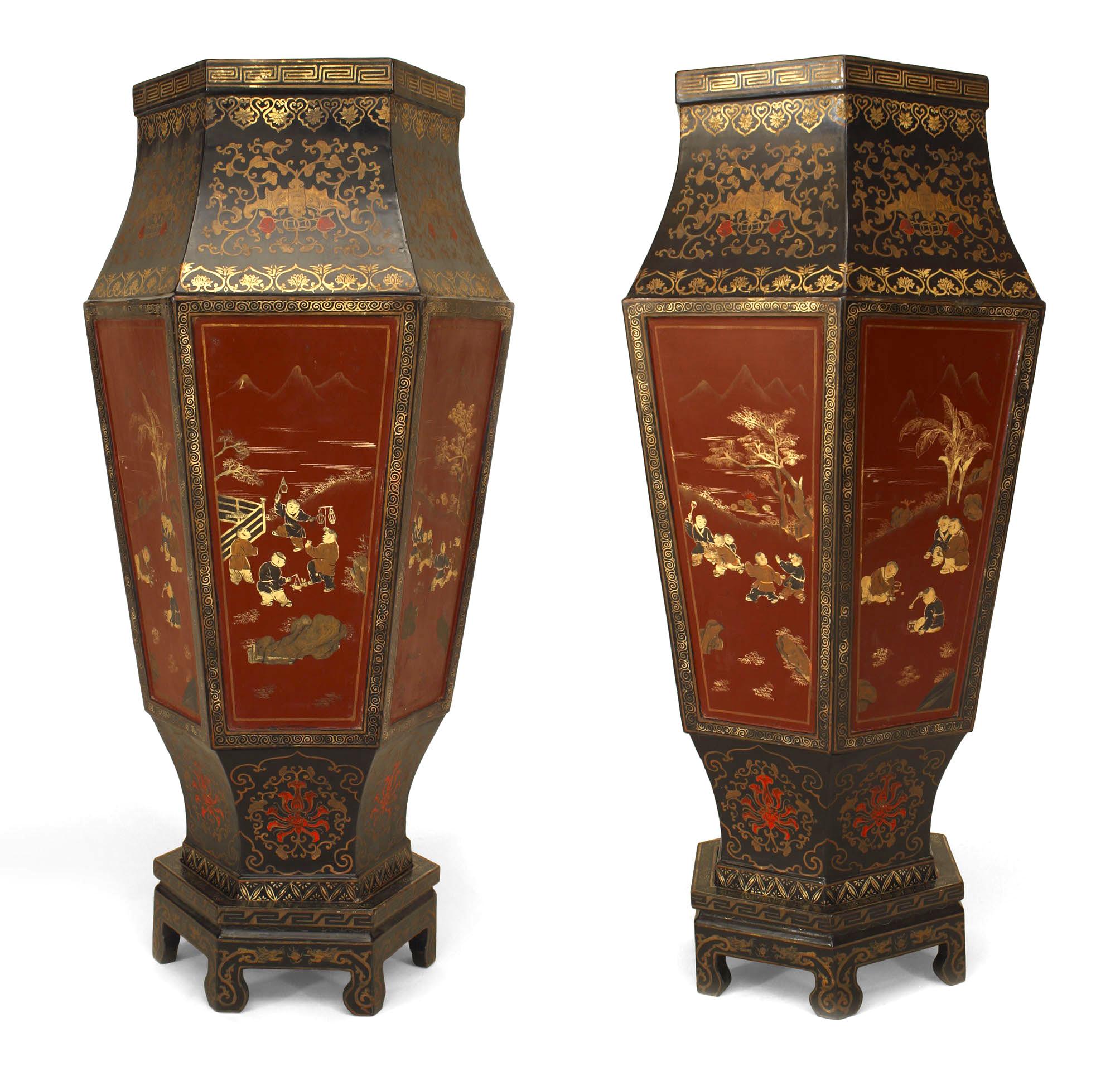 Paar große, rot und schwarz lackierte, sechsseitige Bodenvasen im englischen Regency-Stil mit Chinoiserie-Dekor auf kleinen Sockeln (19. Jh.) (Preis pro Paar)'
 