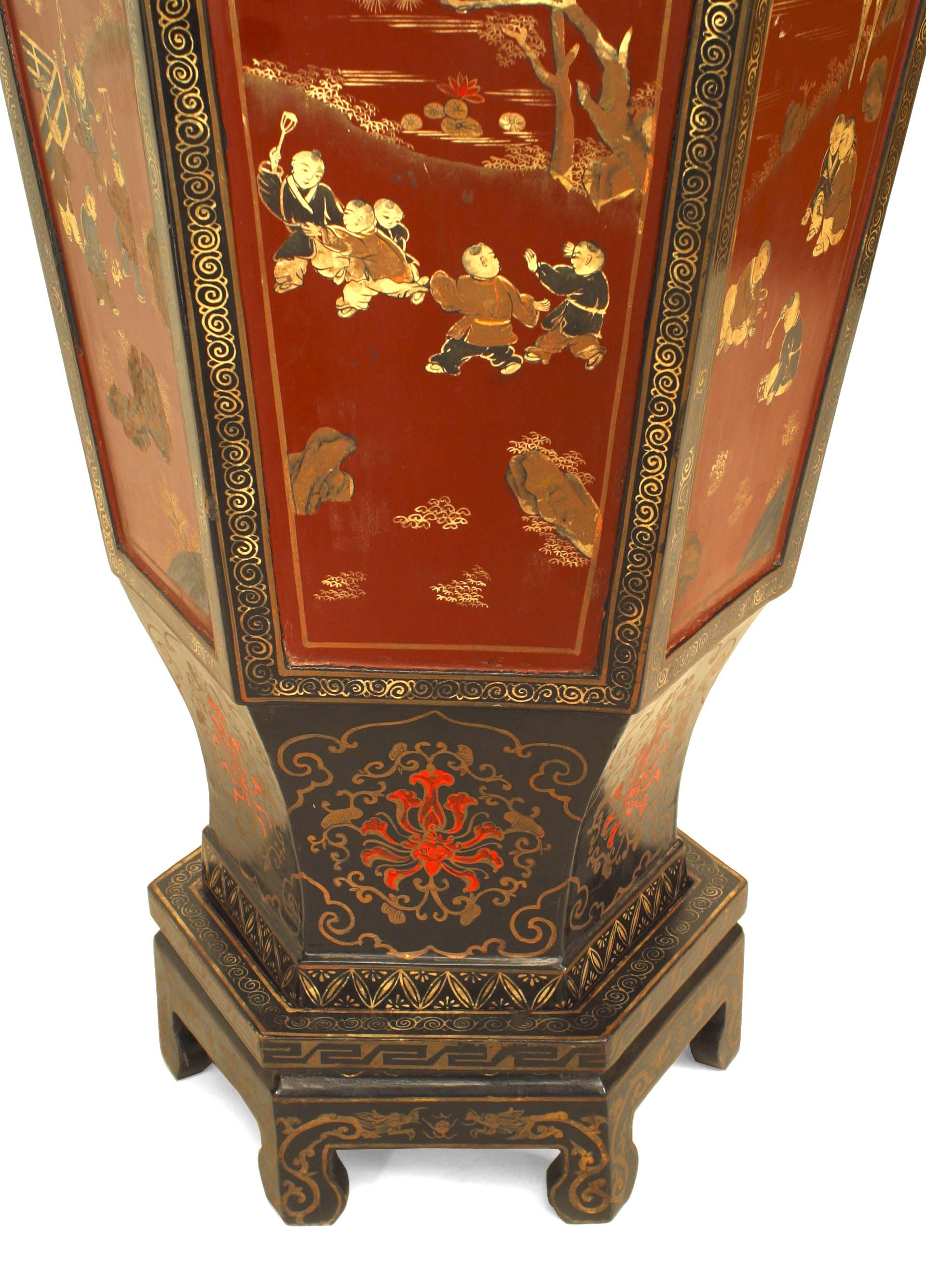 Lackierte Chinoiserie-Bodenvasen im englischen Regency-Stil, Paar (Keramik) im Angebot