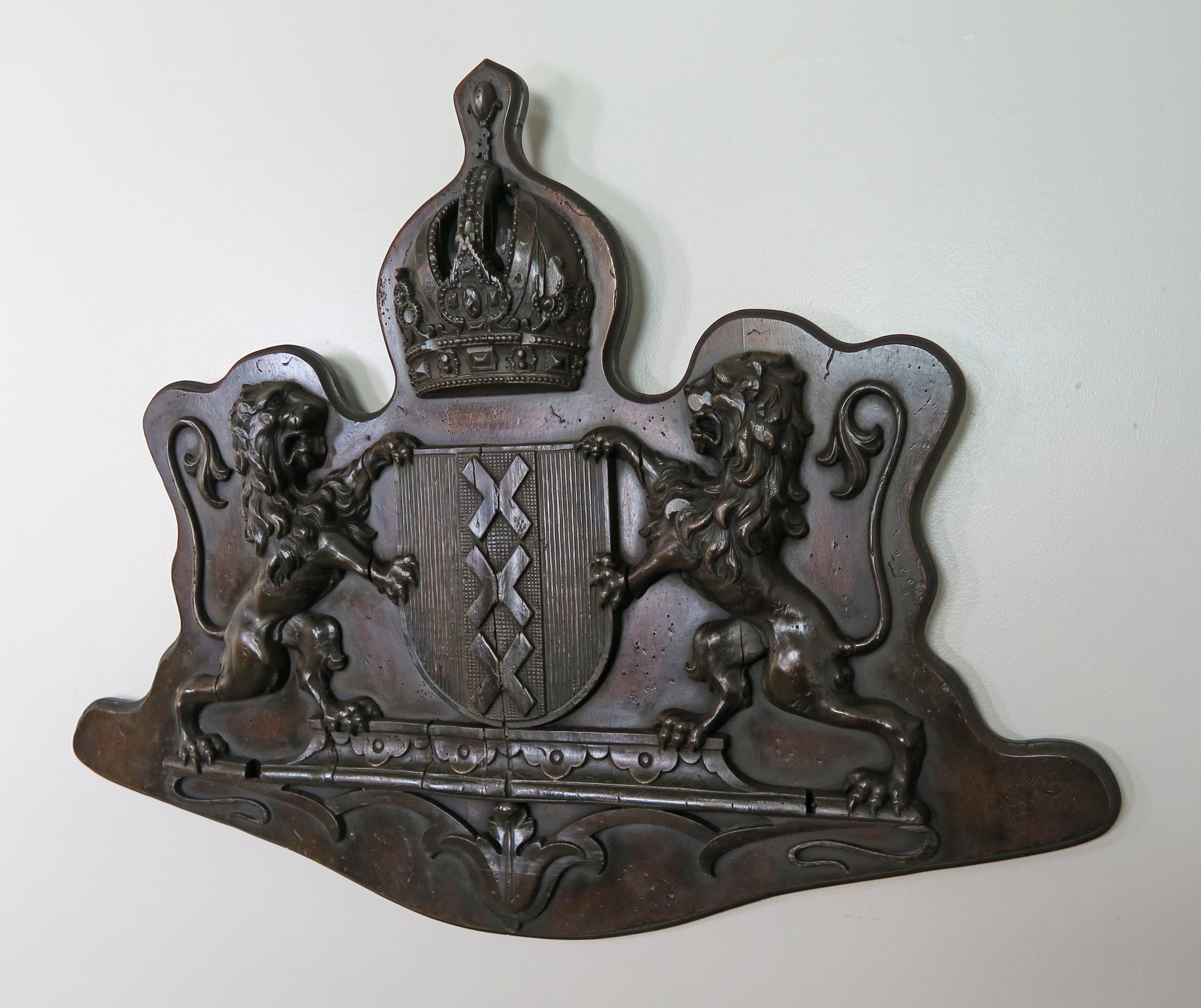19th Century English Royal Family Crest 1