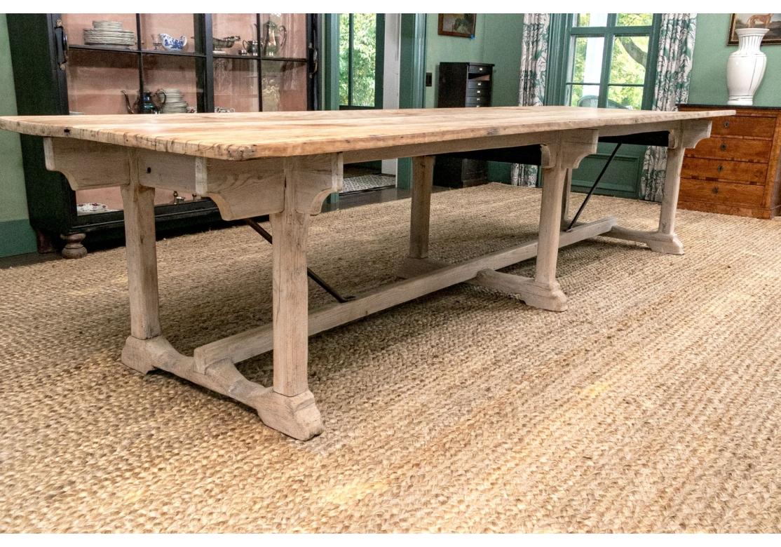 Table de réfectoire et de banquet en sycomore et pin anglais du 19e C. Ca. 1840 en vente 3