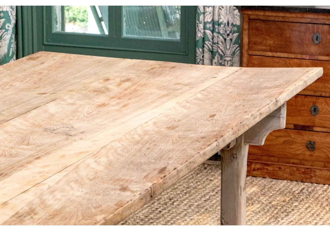 Tavolo da pranzo inglese da banchetto in sicomoro e pino del XIX secolo C.C. 1840 in vendita 5