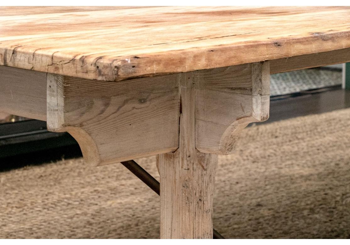 Rustique Table de réfectoire et de banquet en sycomore et pin anglais du 19e C. Ca. 1840 en vente