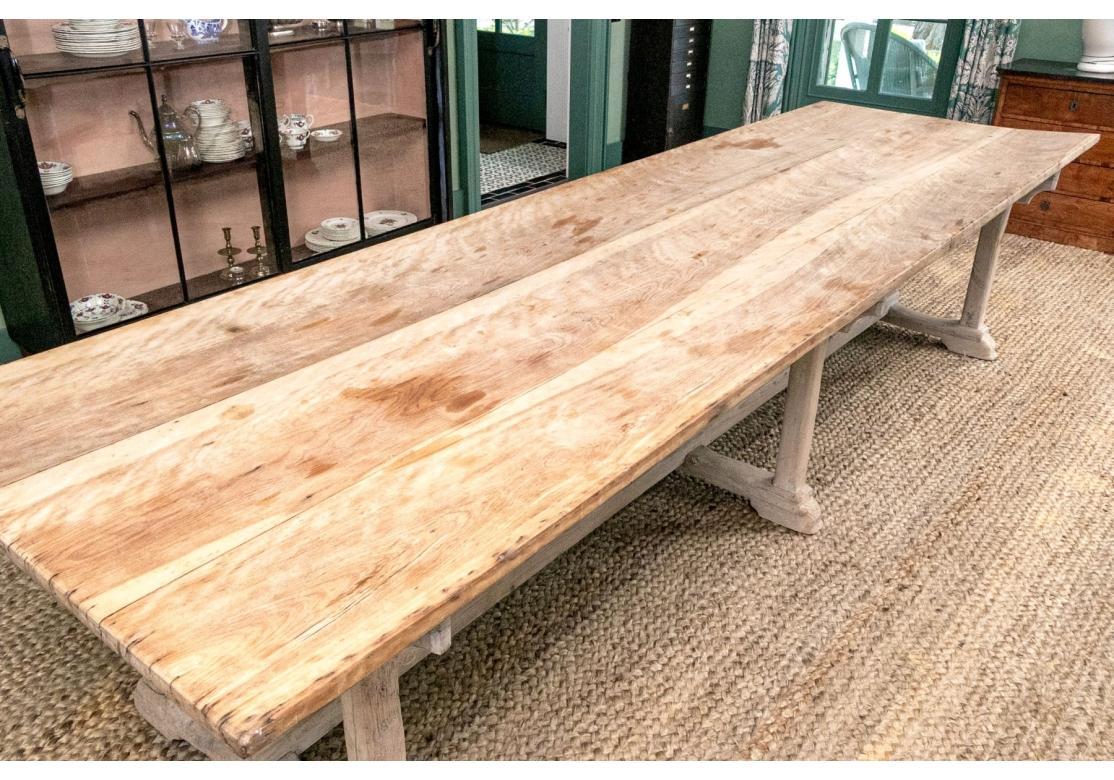 Table de réfectoire et de banquet en sycomore et pin anglais du 19e C. Ca. 1840 Abîmé - En vente à Bridgeport, CT