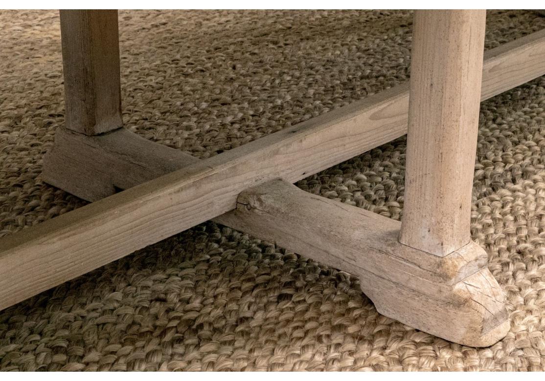 Ferro Tavolo da pranzo inglese da banchetto in sicomoro e pino del XIX secolo C.C. 1840 in vendita