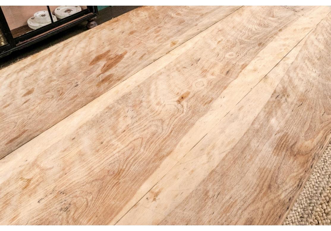 Tavolo da pranzo inglese da banchetto in sicomoro e pino del XIX secolo C.C. 1840 in vendita 1