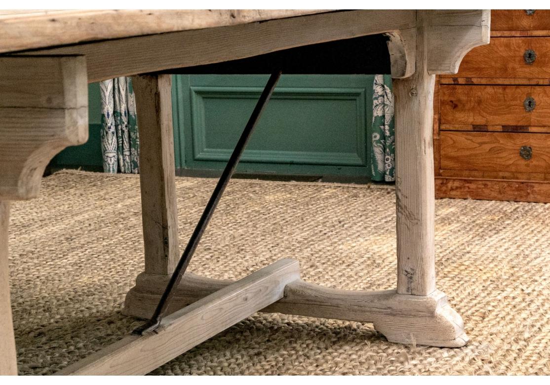 Table de réfectoire et de banquet en sycomore et pin anglais du 19e C. Ca. 1840 en vente 2