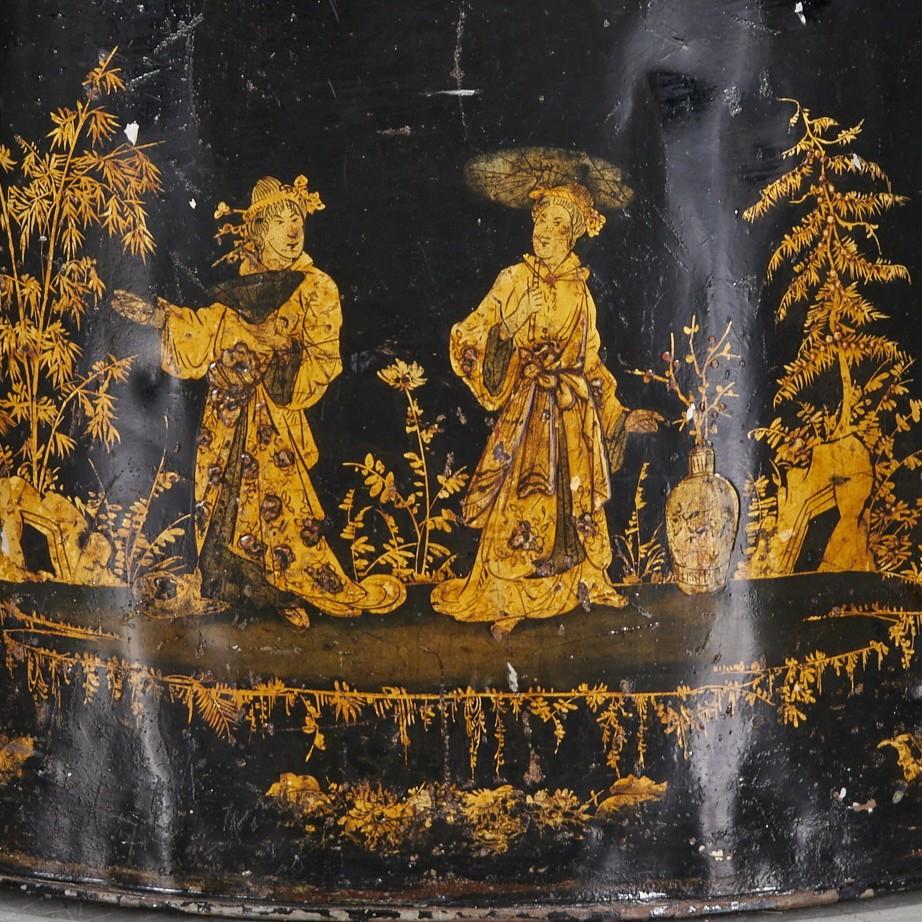 19th C. English Tole Coal Bin with Chinoiserie Decoration Incl. Lid Interior For Sale 4