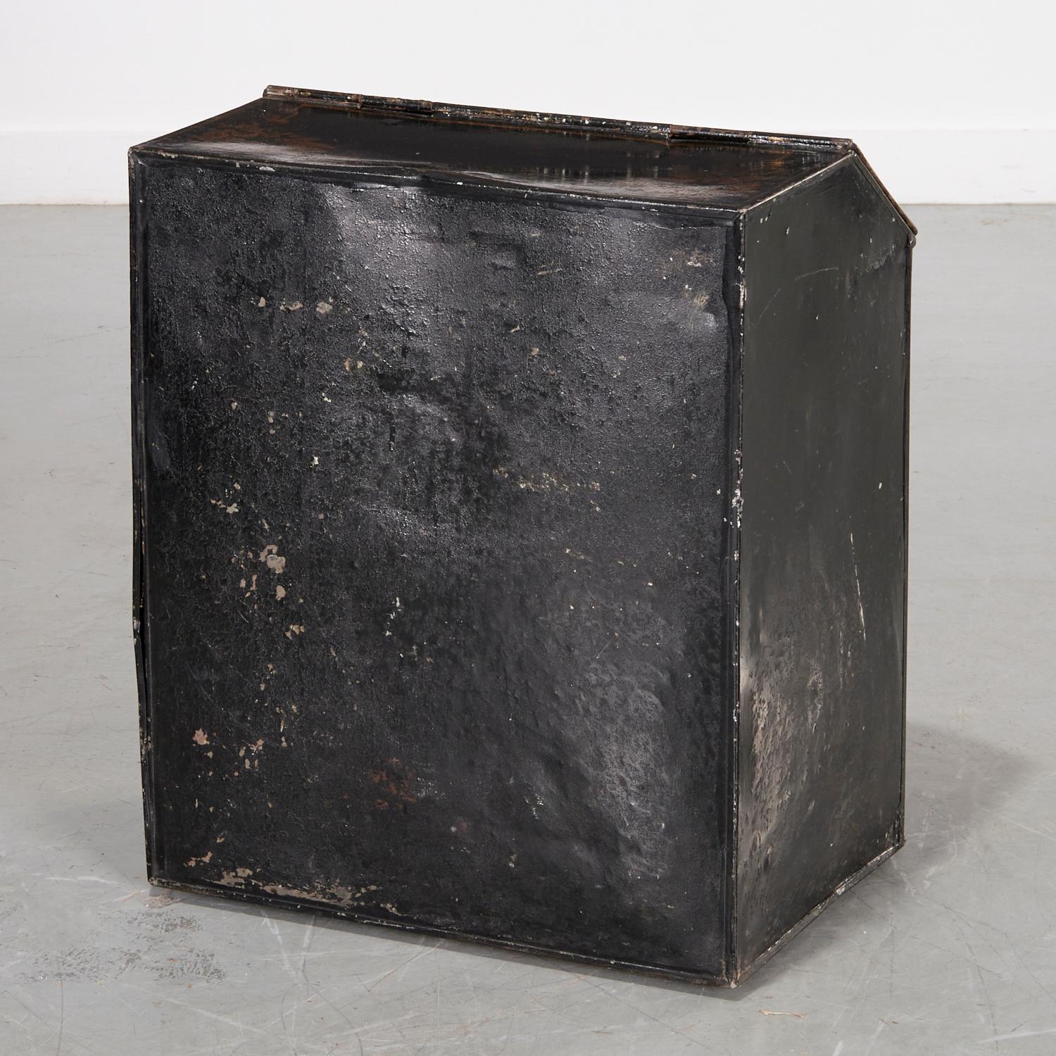 19th C. English Tole Coal Bin with Chinoiserie Decoration Incl. Lid Interior For Sale 5
