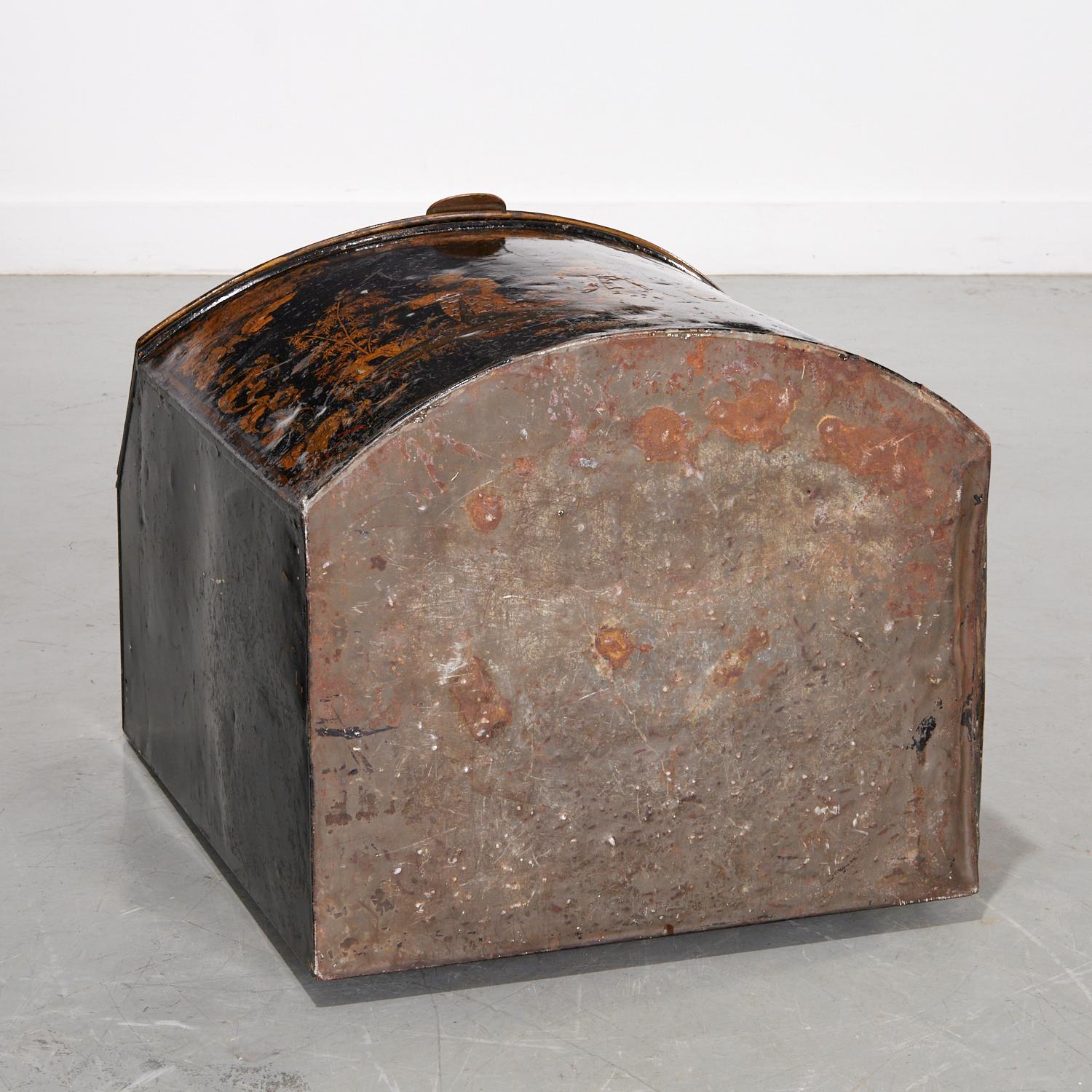 19th C. English Tole Coal Bin with Chinoiserie Decoration Incl. Lid Interior For Sale 6