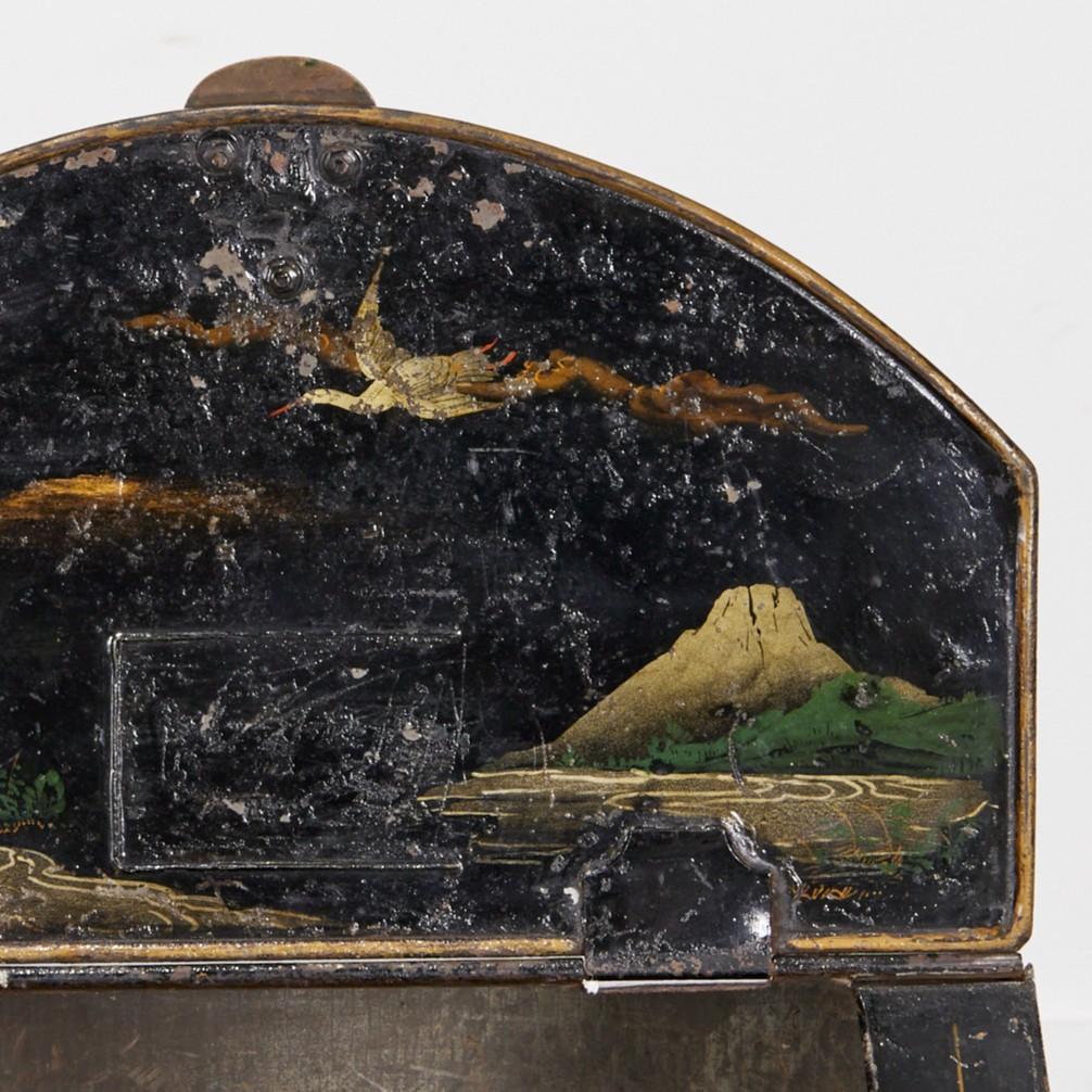19th C. English Tole Coal Bin with Chinoiserie Decoration Incl. Lid Interior For Sale 2