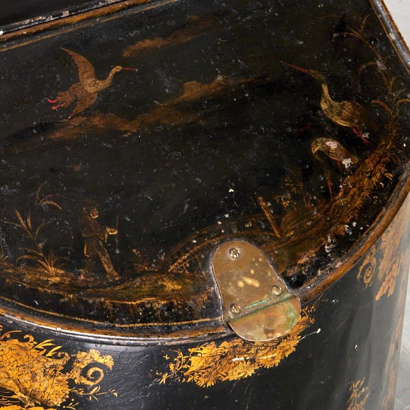 19th C. English Tole Coal Bin with Chinoiserie Decoration Incl. Lid Interior For Sale 3