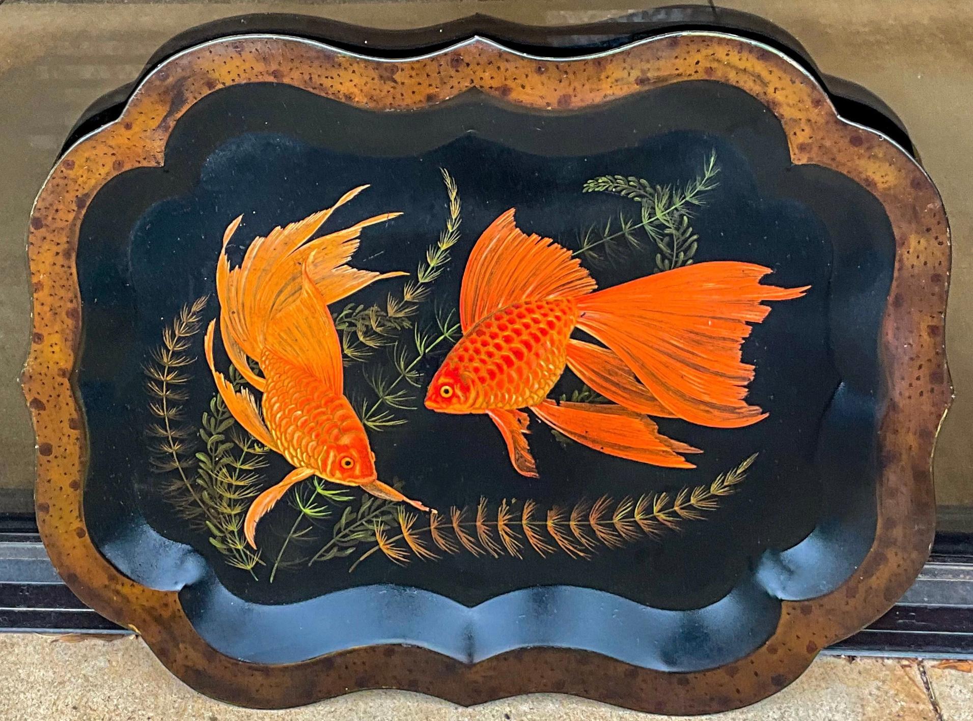 19. Jahrhundert. Englisches Zinntablett mit kürzlich angefertigtem Schildpatt- und Fisch-/Teppichgemälde (20. Jahrhundert) im Angebot