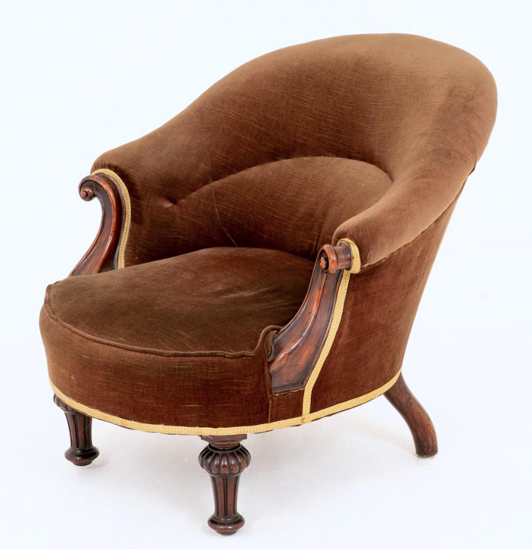 This extremely comfortable 19th century. English upholstered tub chair features nicely turned fluted front and swept back legs with rolled arm supports and an additional padded back support. It measures 30 in – 76 cm wide, 32 in – 81 cm deep and 29