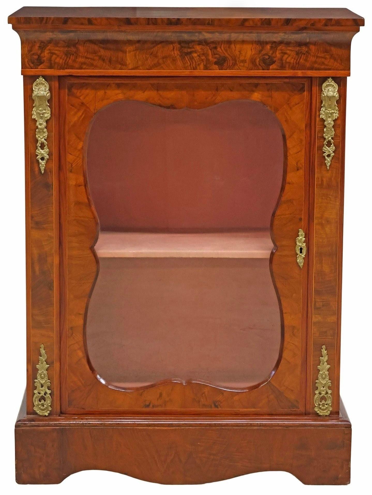 Ein Hauch von klassischer Eleganz, raffinierter Raffinesse und Wärme mit diesem englischen viktorianischen Wurzelholz-Pfeilerschrank. ca. 1880

England, Ende des 19. Jahrhunderts, ausgeführt in warmem, reichem, stark gemasertem Nussbaumholz, mit