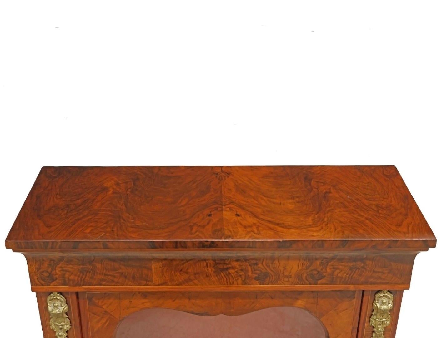 19. Jh. Englischer viktorianischer Wurzelholzschrank mit verglaster Glastür A. Hall Konsole im Zustand „Gut“ im Angebot in Forney, TX