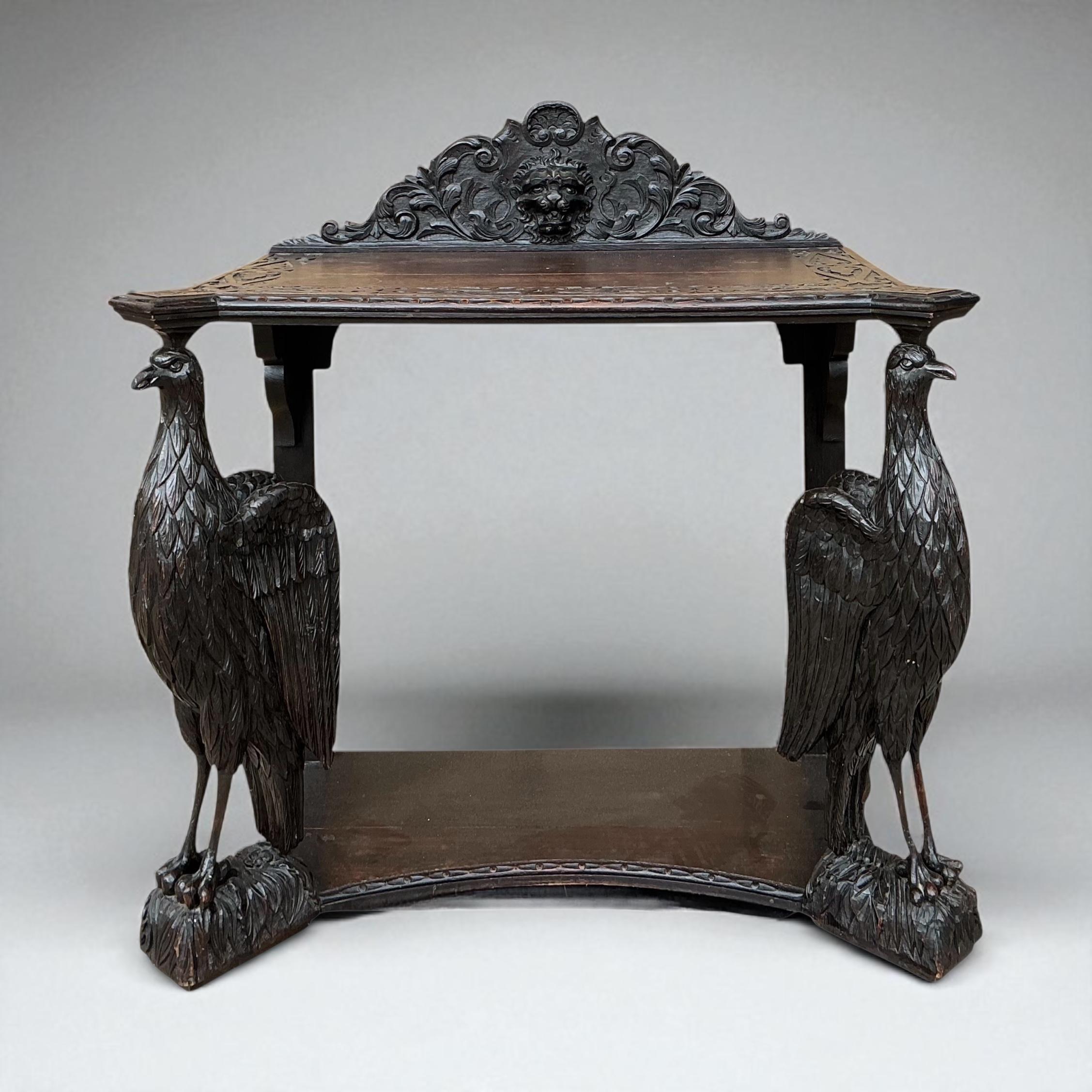 Dies ist eine einzigartige englische viktorianische Eiche geschnitzt Adler Form Konsole Tisch oder Kredenz. Die Rückseite ist mit einer geschnitzten Löwenkartusche versehen. Die Stützen sind gegensätzliche Adler. Es ist in sehr gutem Zustand und