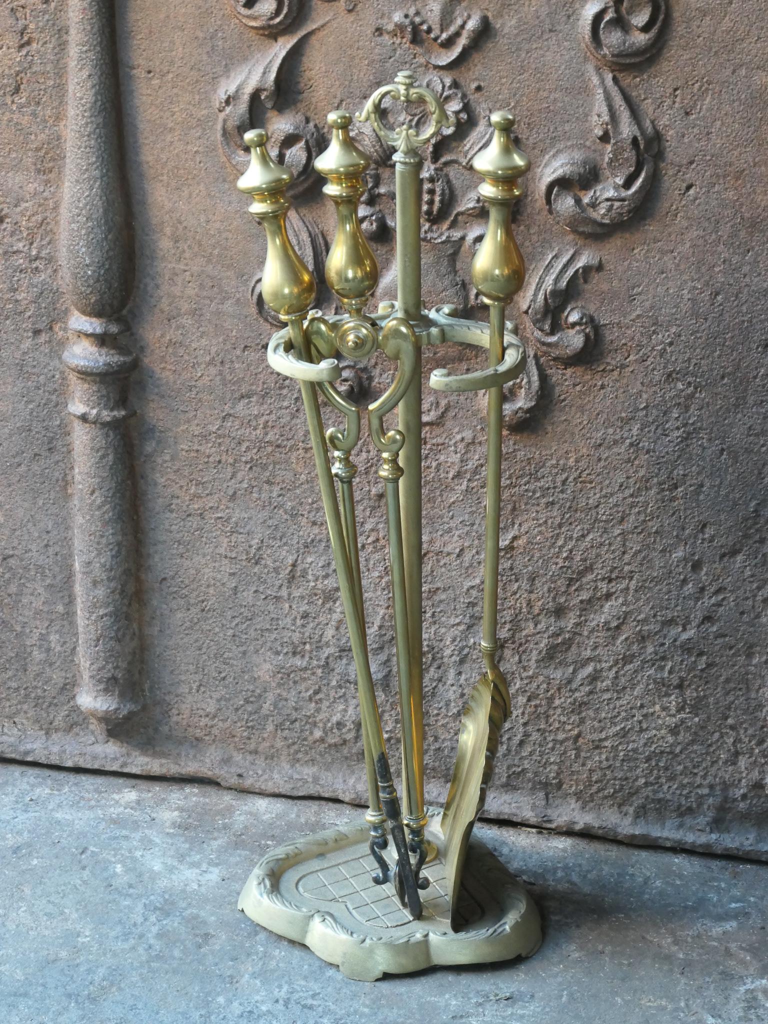 Set di attrezzi per caminetto del XIX secolo inglese di epoca vittoriana. Il set di attrezzi è composto da perizoma, pala, attizzatoio e supporto. Realizzato in ottone. È in buone condizioni e perfettamente funzionante.