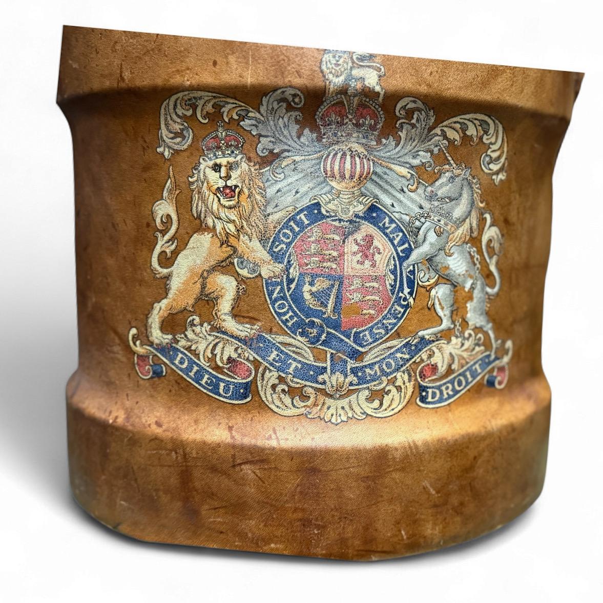 Inglese XIX sec. Secchio da artiglieria o da cordite in pelle inglese vittoriano con stemma in vendita