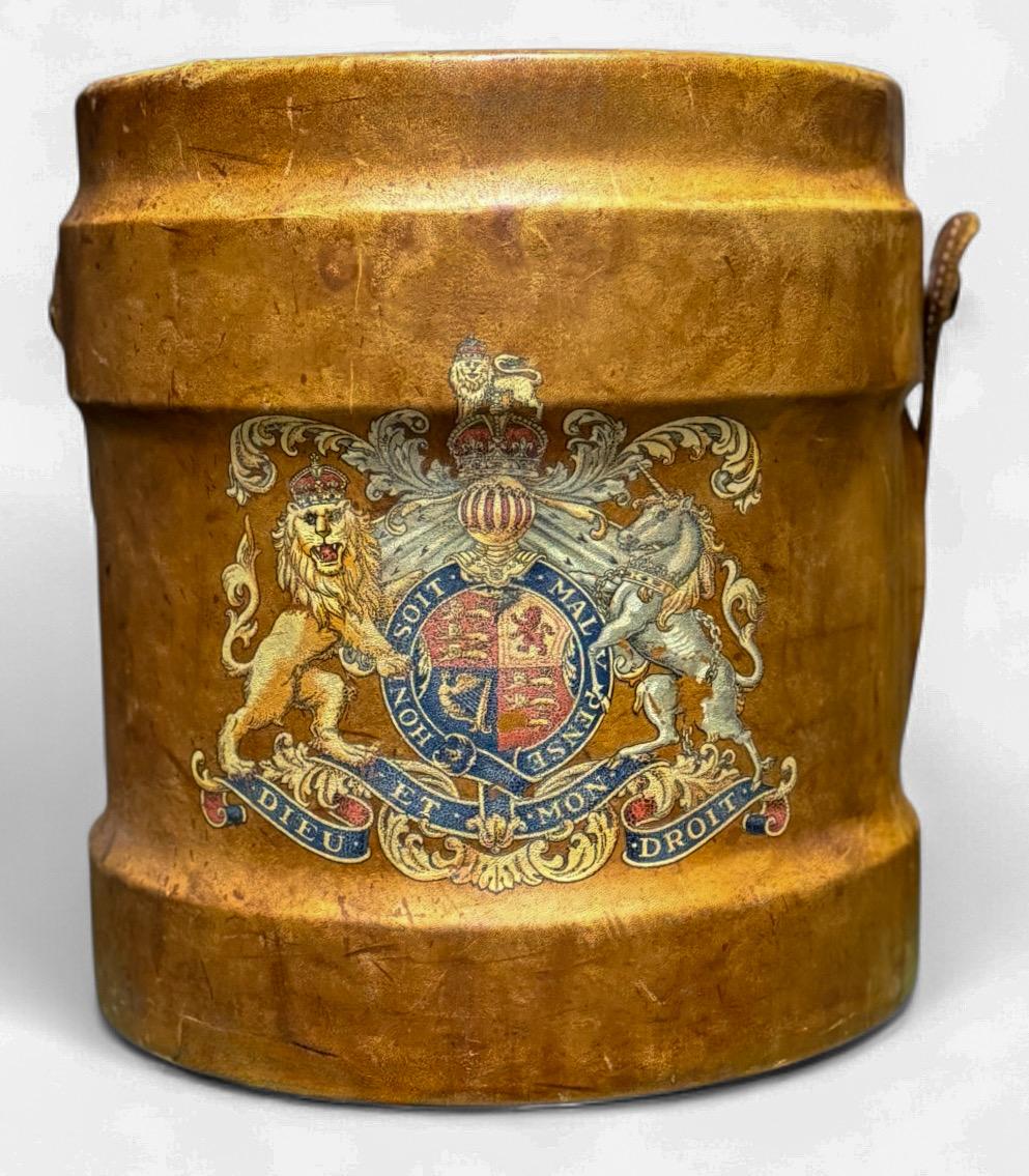 XIX sec. Secchio da artiglieria o da cordite in pelle inglese vittoriano con stemma In condizioni buone in vendita a Kennesaw, GA