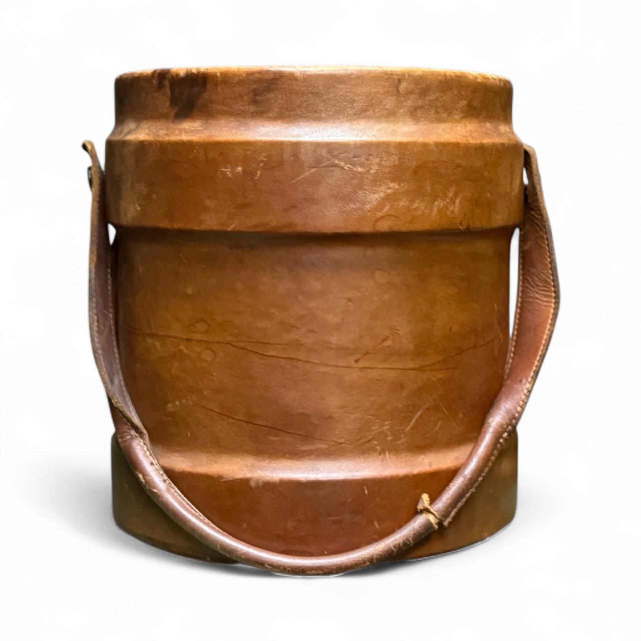 XIX secolo XIX sec. Secchio da artiglieria o da cordite in pelle inglese vittoriano con stemma in vendita